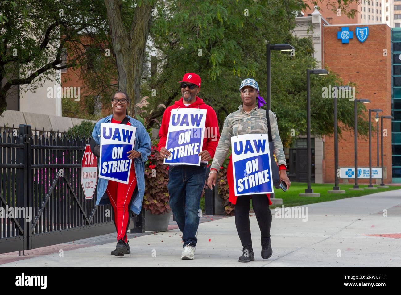 Detroit, Michigan, USA. September 2023. Mehr als tausend Arbeiter für Blue Cross Blue Shield, Mitglieder der United Auto Workers, streiken. Ihre Hauptprobleme sind die Löhne, die Auslagerung ihrer Arbeit und ein mehrstufiges Lohnsystem, das 22 Jahre Arbeit erfordert, bevor der Spitzenlohn erreicht wird. Der CEO des Unternehmens machte im letzten Jahr 22 Millionen Dollar. Quelle: Jim West/Alamy Live News Stockfoto