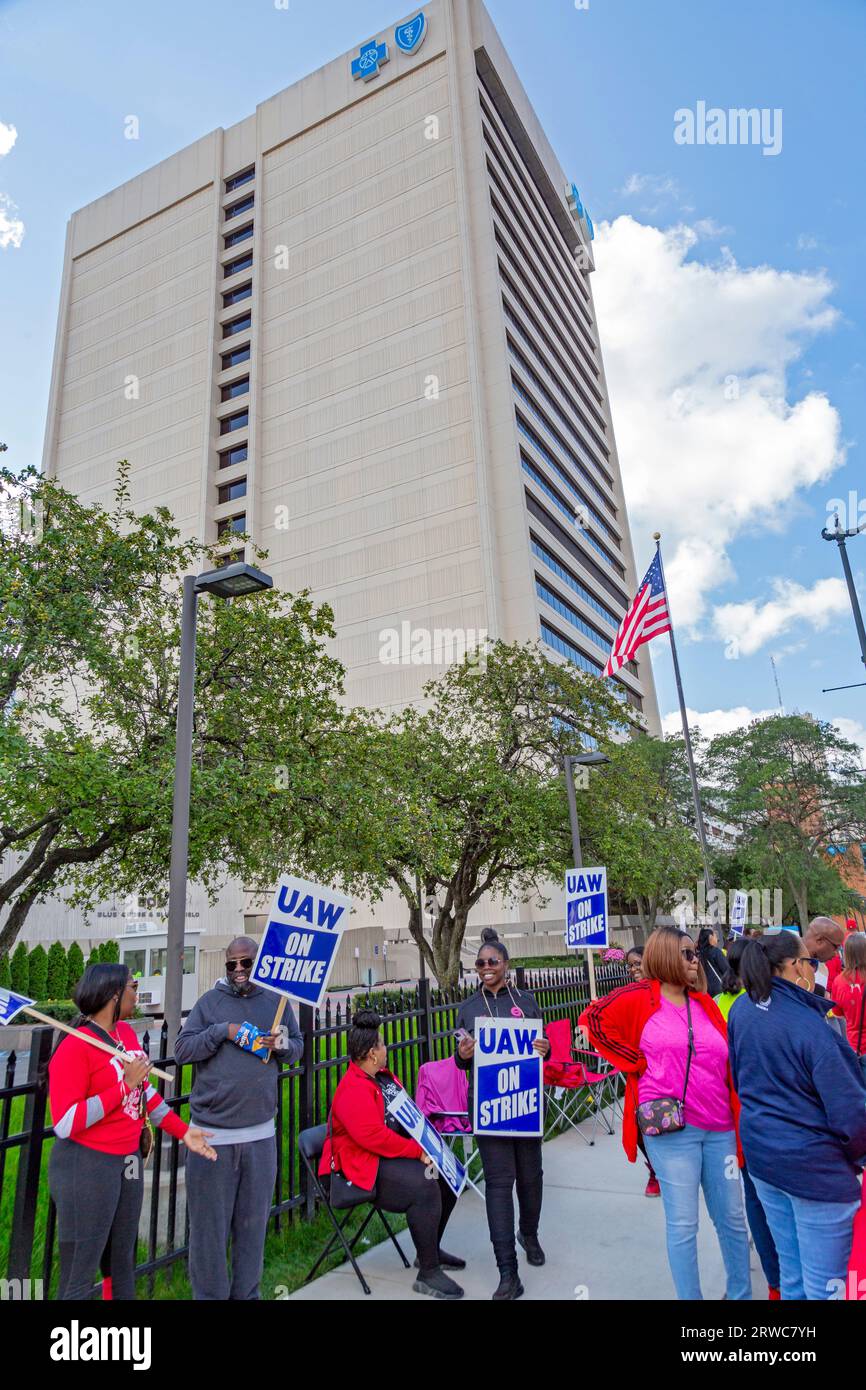Detroit, Michigan, USA. September 2023. Mehr als tausend Arbeiter für Blue Cross Blue Shield, Mitglieder der United Auto Workers, streiken. Ihre Hauptprobleme sind die Löhne, die Auslagerung ihrer Arbeit und ein mehrstufiges Lohnsystem, das 22 Jahre Arbeit erfordert, bevor der Spitzenlohn erreicht wird. Der CEO des Unternehmens machte im letzten Jahr 22 Millionen Dollar. Quelle: Jim West/Alamy Live News Stockfoto