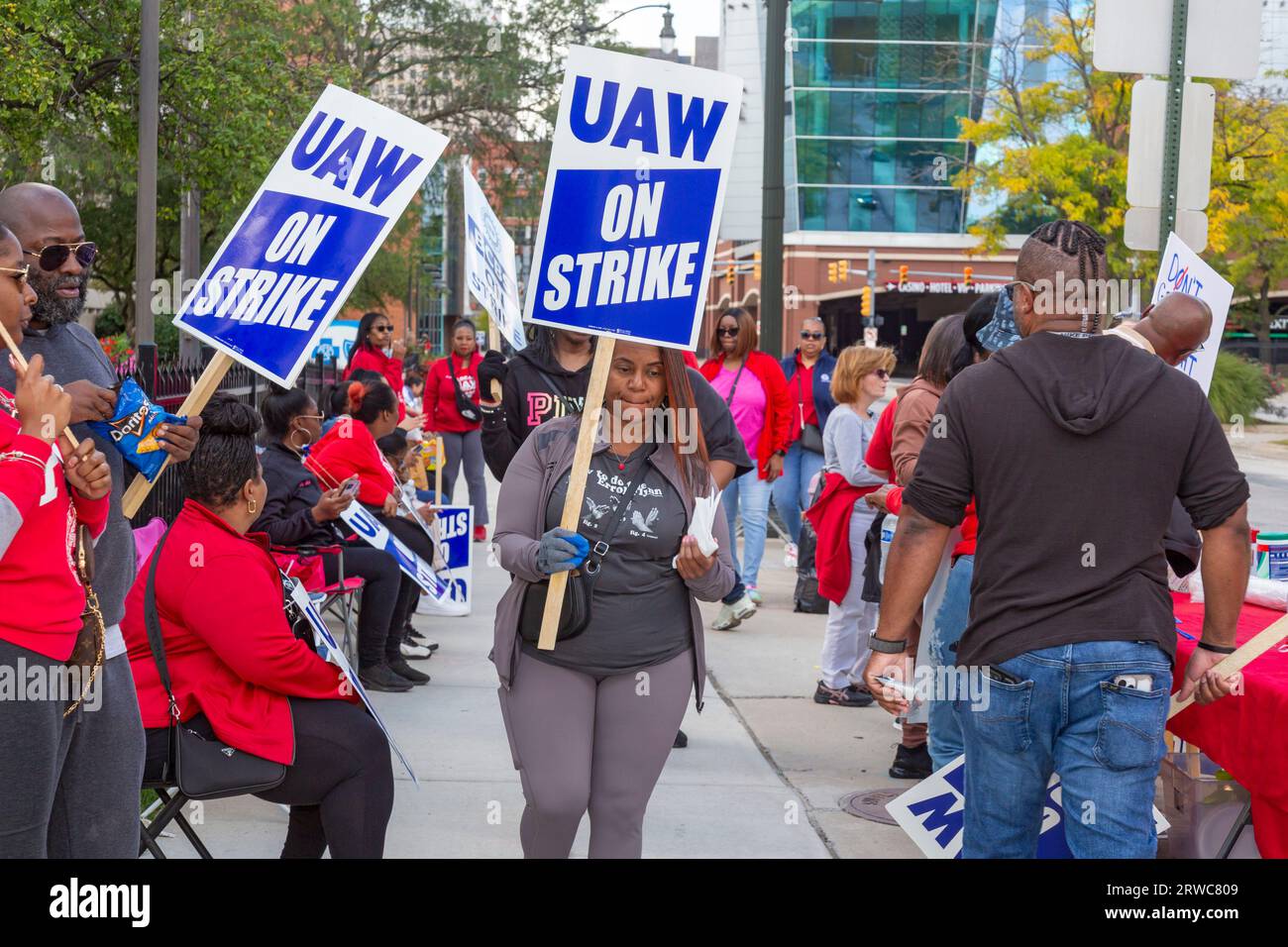 Detroit, Michigan, USA. September 2023. Mehr als tausend Arbeiter für Blue Cross Blue Shield, Mitglieder der United Auto Workers, streiken. Ihre Hauptprobleme sind die Löhne, die Auslagerung ihrer Arbeit und ein mehrstufiges Lohnsystem, das 22 Jahre Arbeit erfordert, bevor der Spitzenlohn erreicht wird. Der CEO des Unternehmens machte im letzten Jahr 22 Millionen Dollar. Quelle: Jim West/Alamy Live News Stockfoto