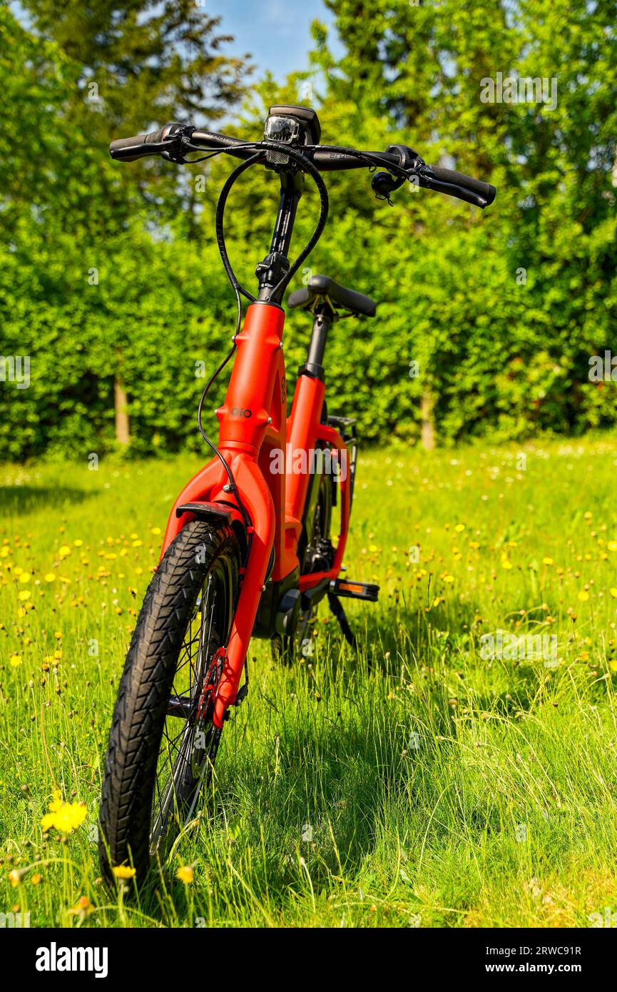 Berlin, Deutschland - 22. Mai 2023: Rotes Fahrrad inmitten einer Blumenwiese. Stockfoto
