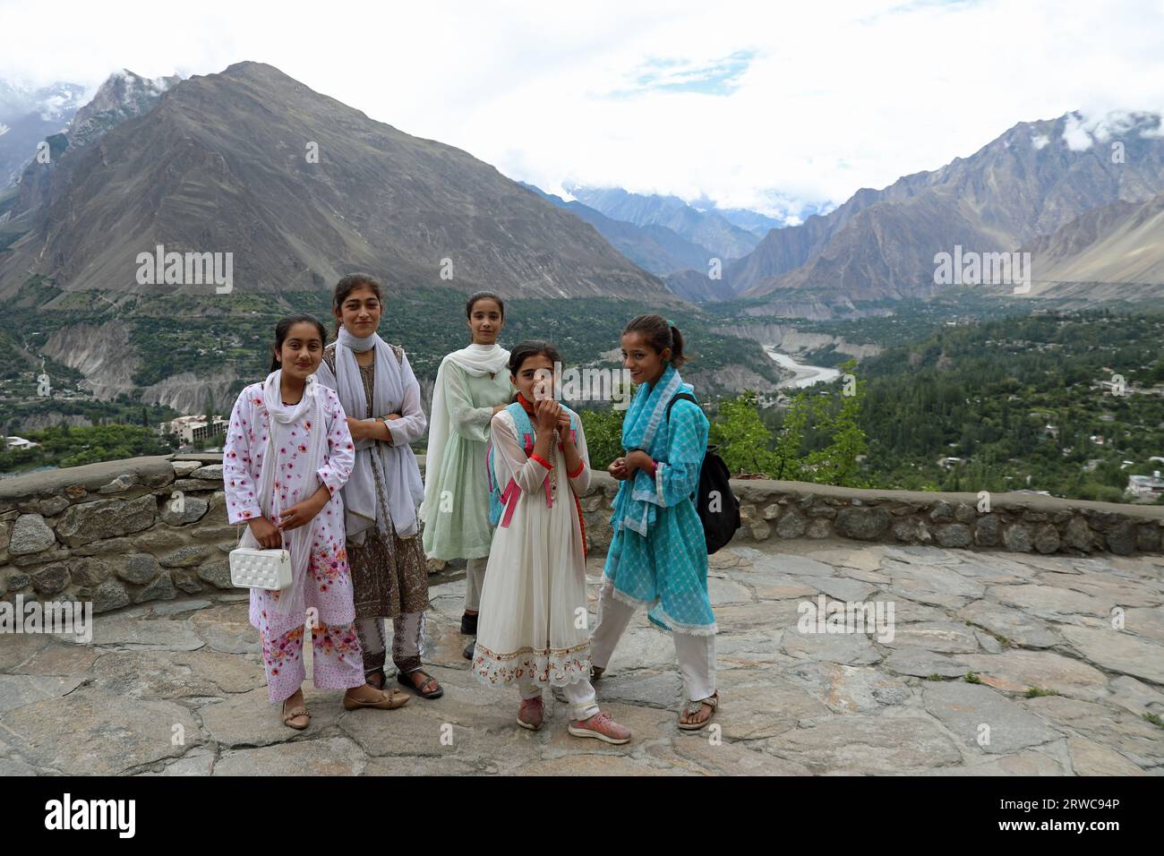 Touristen im Baltit Fort mit herrlichem Blick auf das Hunza-Tal Stockfoto