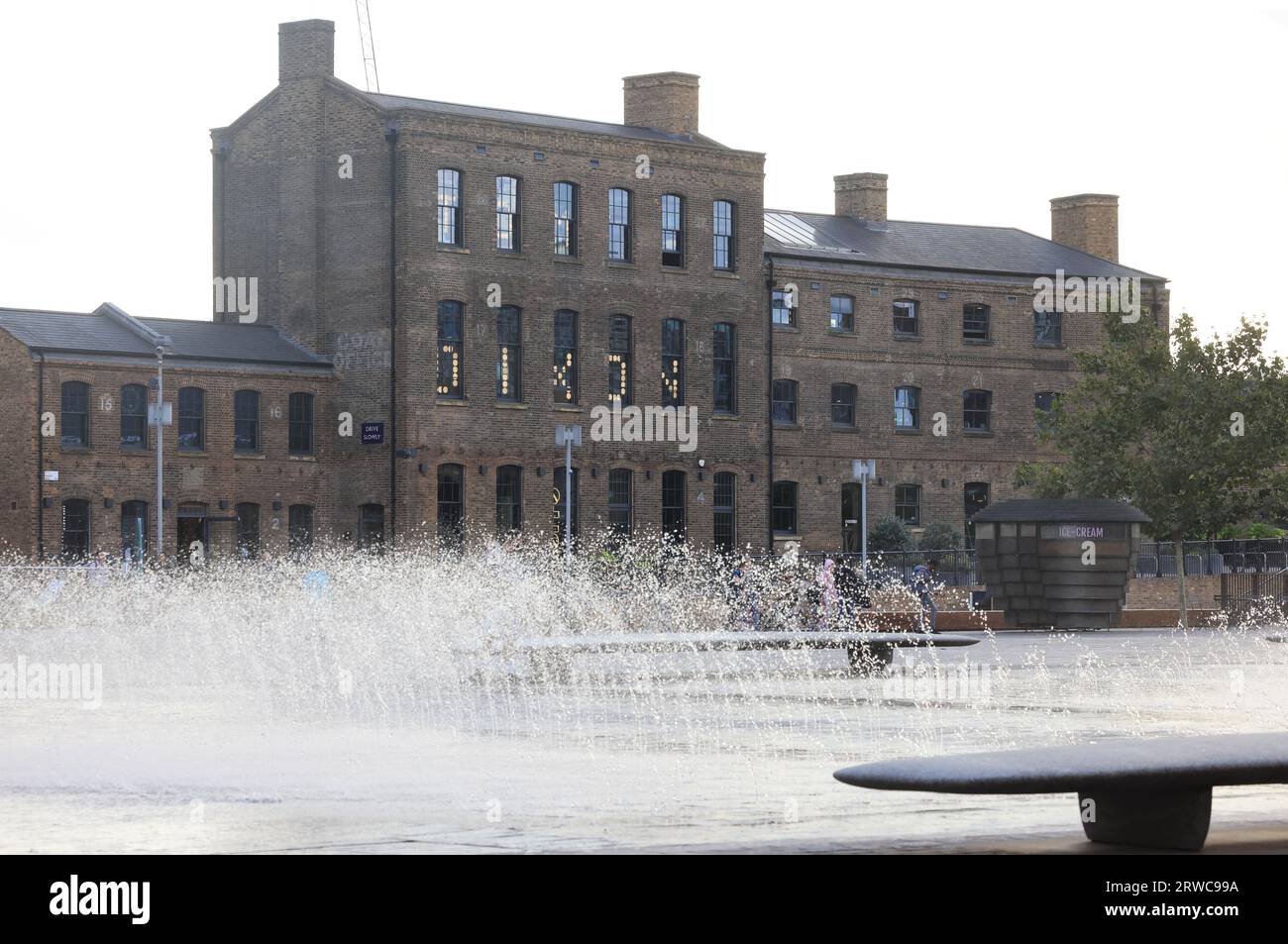 London, Großbritannien, 18. September 2023. Böige Winde ließen die Springbrunnen am Granary Square am Kings Cross in alle Richtungen wehen. Für die nächsten zwei Tage werden starke Winde prognostiziert. Quelle: Monica Wells/Alamy Live News Stockfoto