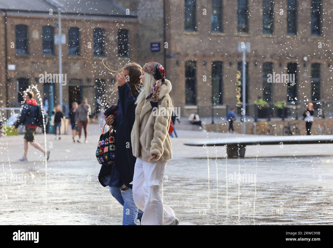 London, Großbritannien, 18. September 2023. Böige Winde ließen die Springbrunnen am Granary Square am Kings Cross in alle Richtungen wehen. Für die nächsten zwei Tage werden starke Winde prognostiziert. Quelle: Monica Wells/Alamy Live News Stockfoto
