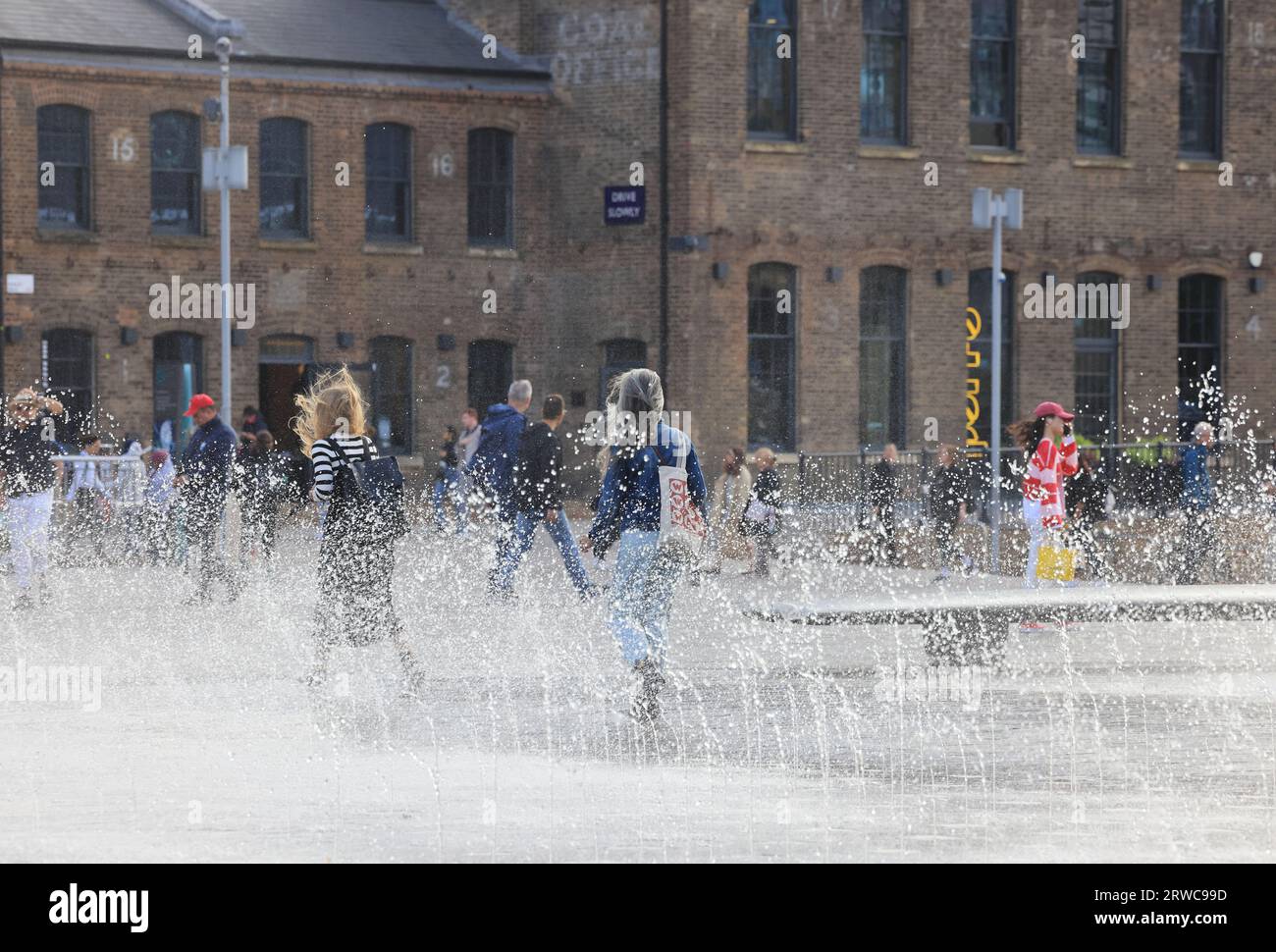 London, Großbritannien, 18. September 2023. Böige Winde ließen die Springbrunnen am Granary Square am Kings Cross in alle Richtungen wehen. Für die nächsten zwei Tage werden starke Winde prognostiziert. Quelle: Monica Wells/Alamy Live News Stockfoto