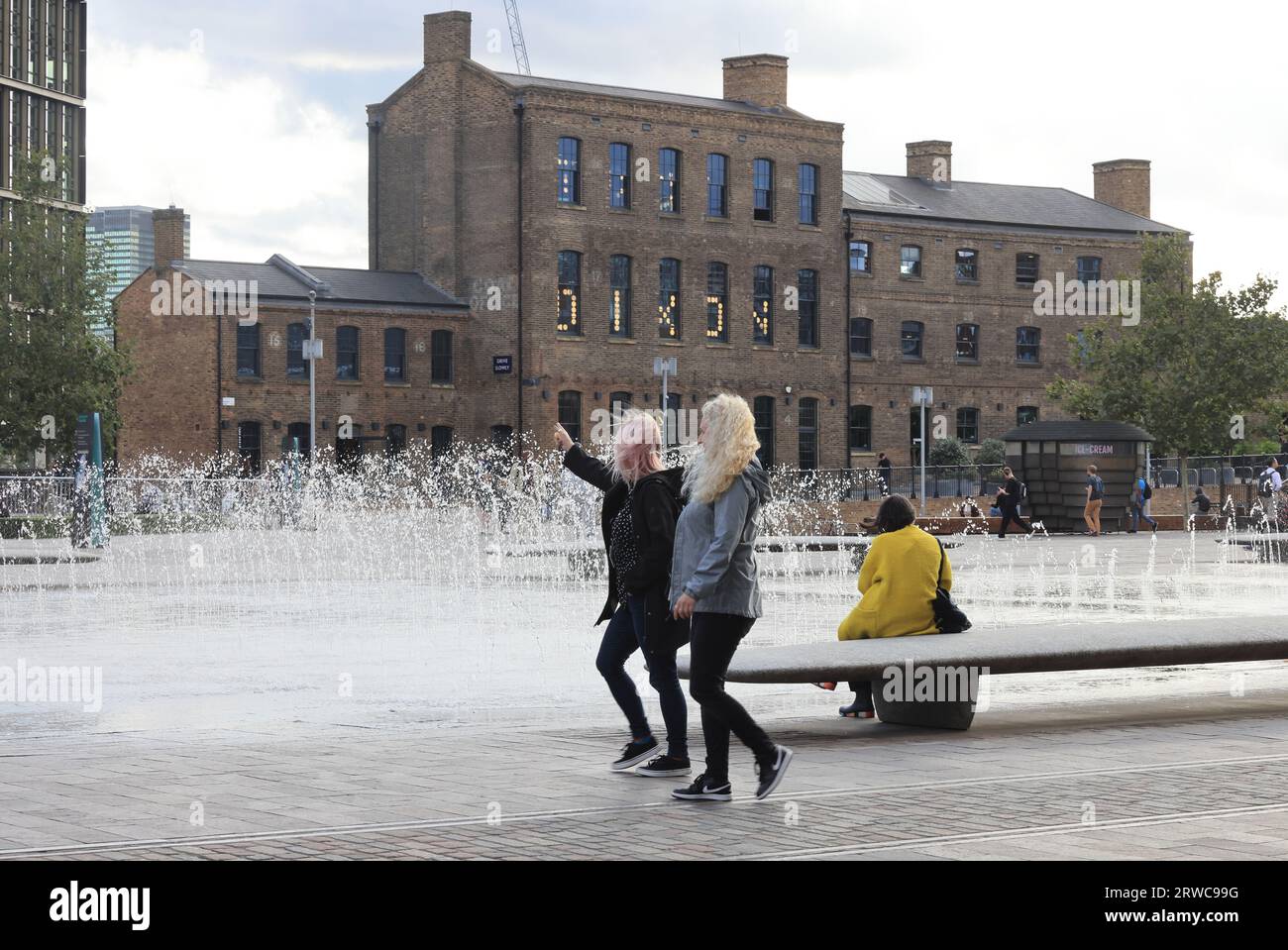 London, Großbritannien, 18. September 2023. Böige Winde ließen die Springbrunnen am Granary Square am Kings Cross in alle Richtungen wehen. Für die nächsten zwei Tage werden starke Winde prognostiziert. Quelle: Monica Wells/Alamy Live News Stockfoto