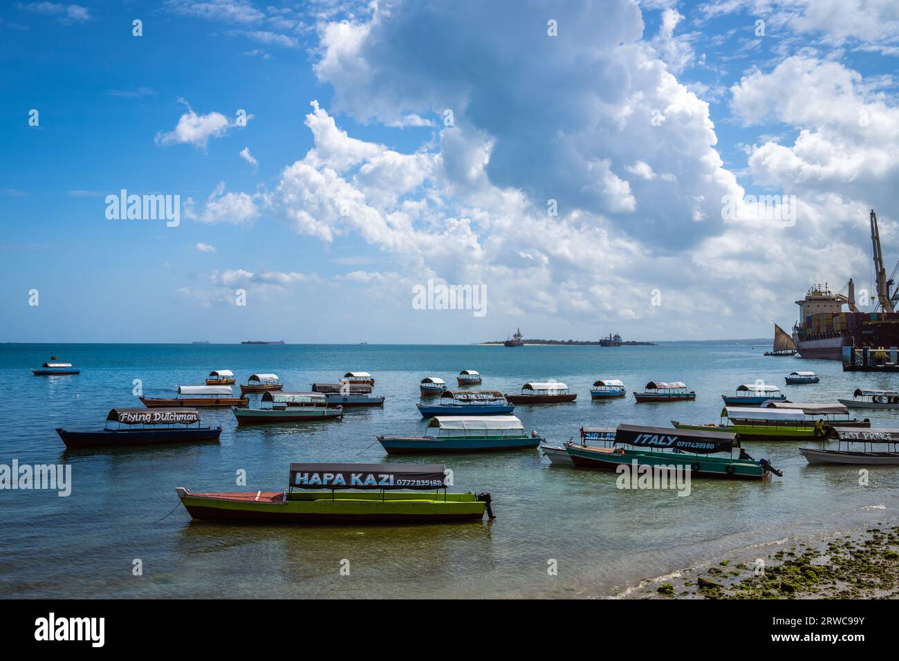 Boote im Hafen von Stone Town, Sansibar, Tansania Stockfoto