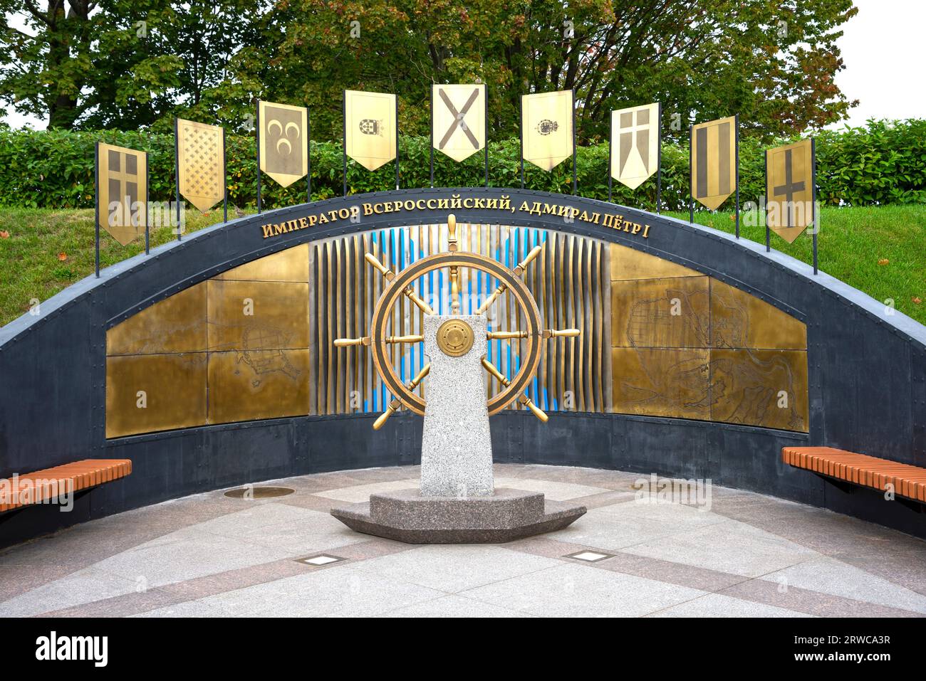 KRONSTADT, RUSSLAND - 16. SEPTEMBER 2023: Denkmal für Peter den Großen auf der Allee der Helden der russischen Flotte. Museum und historischer Park 'Insel von Stockfoto