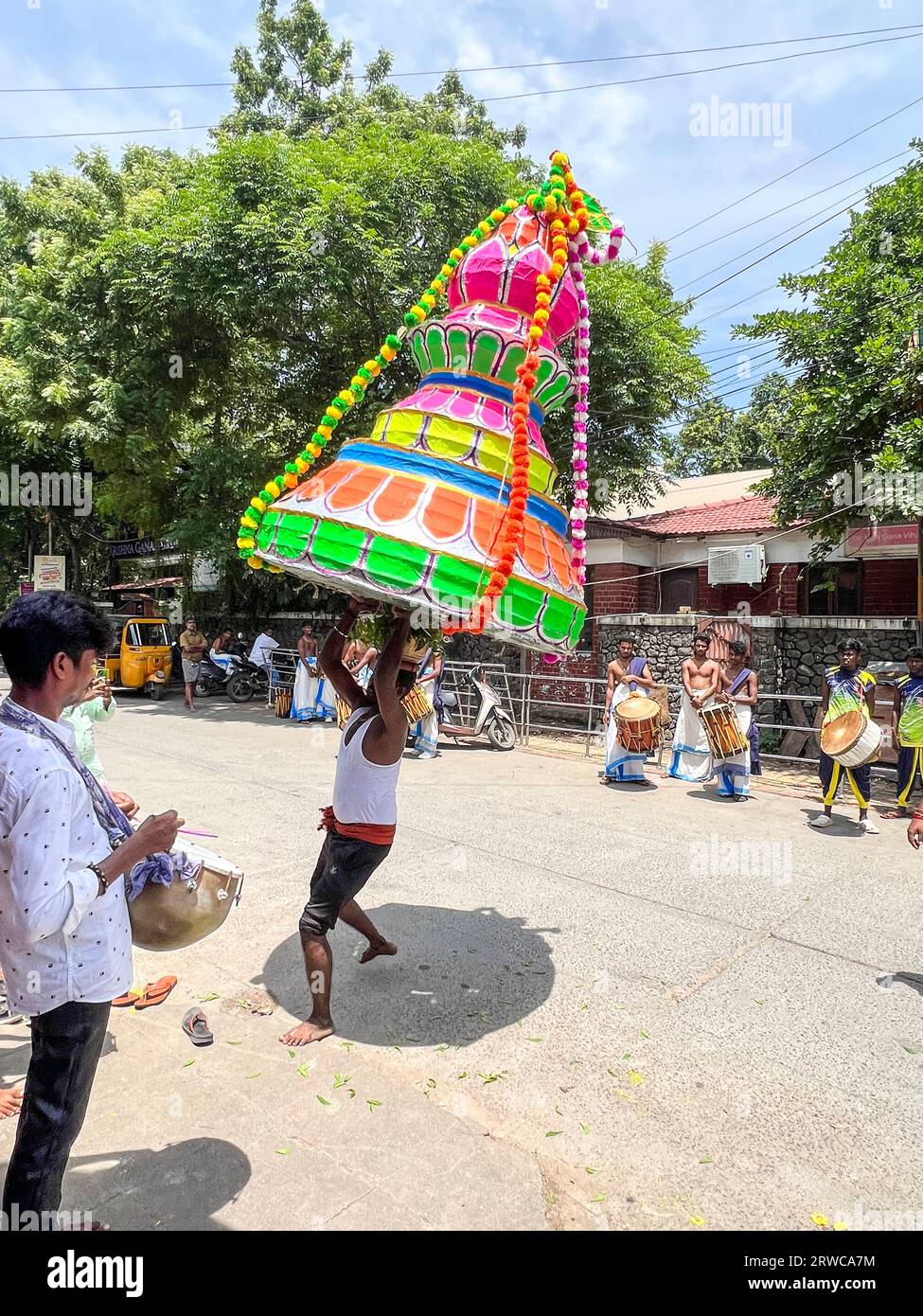 Chennai, Indien. September 2023. Frauen, die Töpfe mit Milch auf ihren Köpfen tragen, bekannt als paal kudam, aus dem Muppathaman-Tempel, T.Nagar, Chennai, während ein Mann, der schwere Sachen auf seinem Kopf trägt, tanzt und balanciert, begleitet von Trommeln, Trompeten und Crackern, vor der Kumpel-Kudam-Prozession von Frauen (Devotees). Muppathamman ist eine weitere Inkarnation der Göttin Dhurga – einer hinduistischen Göttin. Quelle: Seshadri SUKUMAR/Alamy Live News Stockfoto