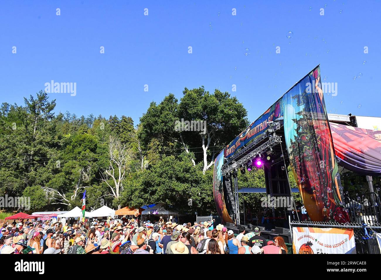 Felton, USA. September 2023. Railroad Earth spielt während des Mountain Sol Festivals 2023 am 17. September 2023 in Felton, Kalifornien. Foto: Casey Flanigan/imageSPACE/SIPA USA Credit: SIPA USA/Alamy Live News Stockfoto