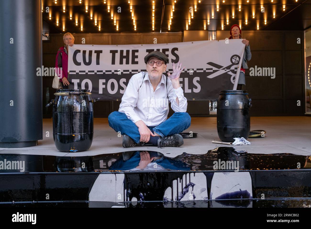 Mitglieder der Extinction Rebellion Poor Oil On, Ketten sich an und klettern den Eingang zum Hauptquartier der Labour Party an. Stockfoto