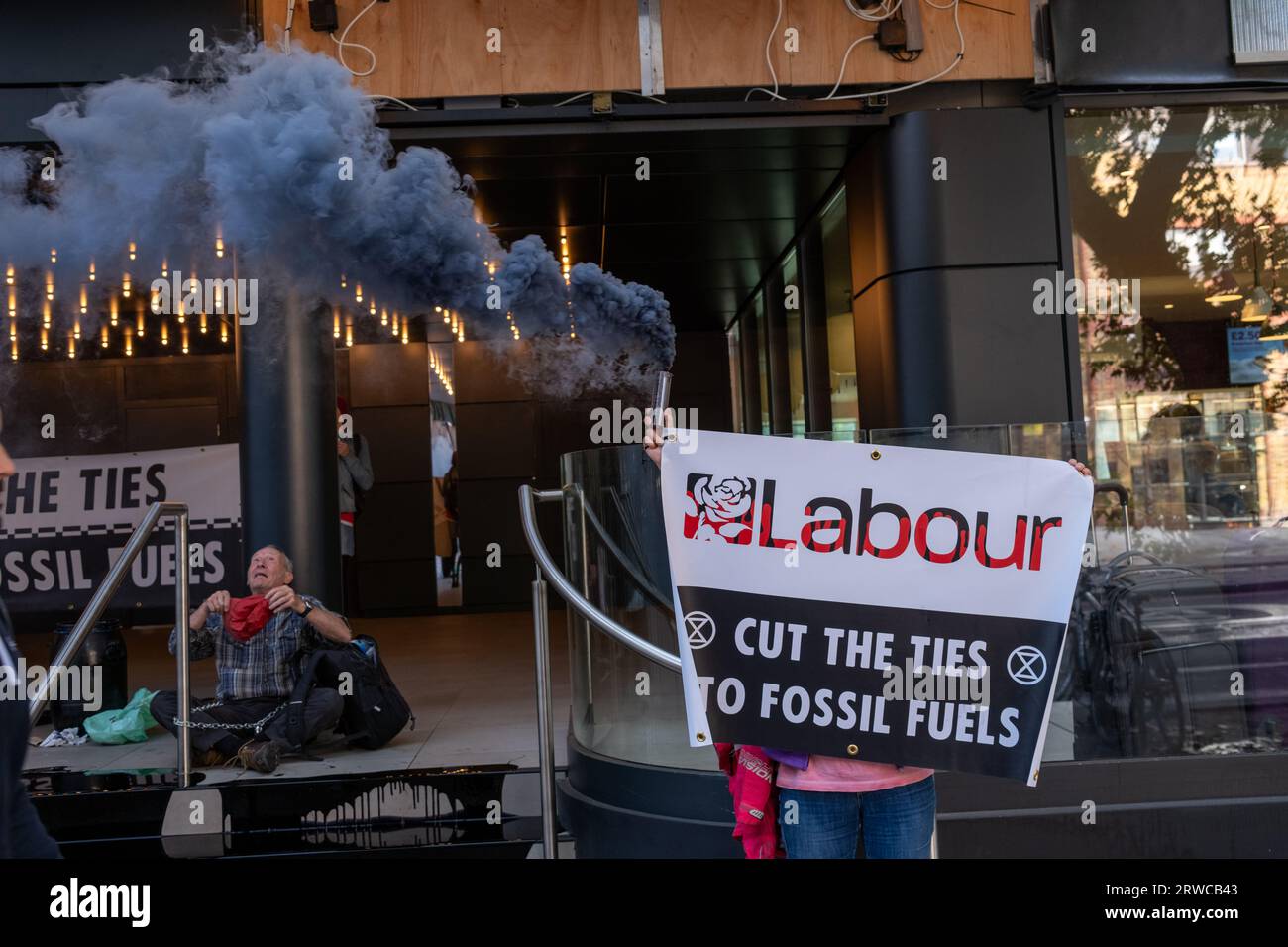 Mitglieder der Extinction Rebellion Poor Oil On, Ketten sich an und klettern den Eingang zum Hauptquartier der Labour Party an. Stockfoto