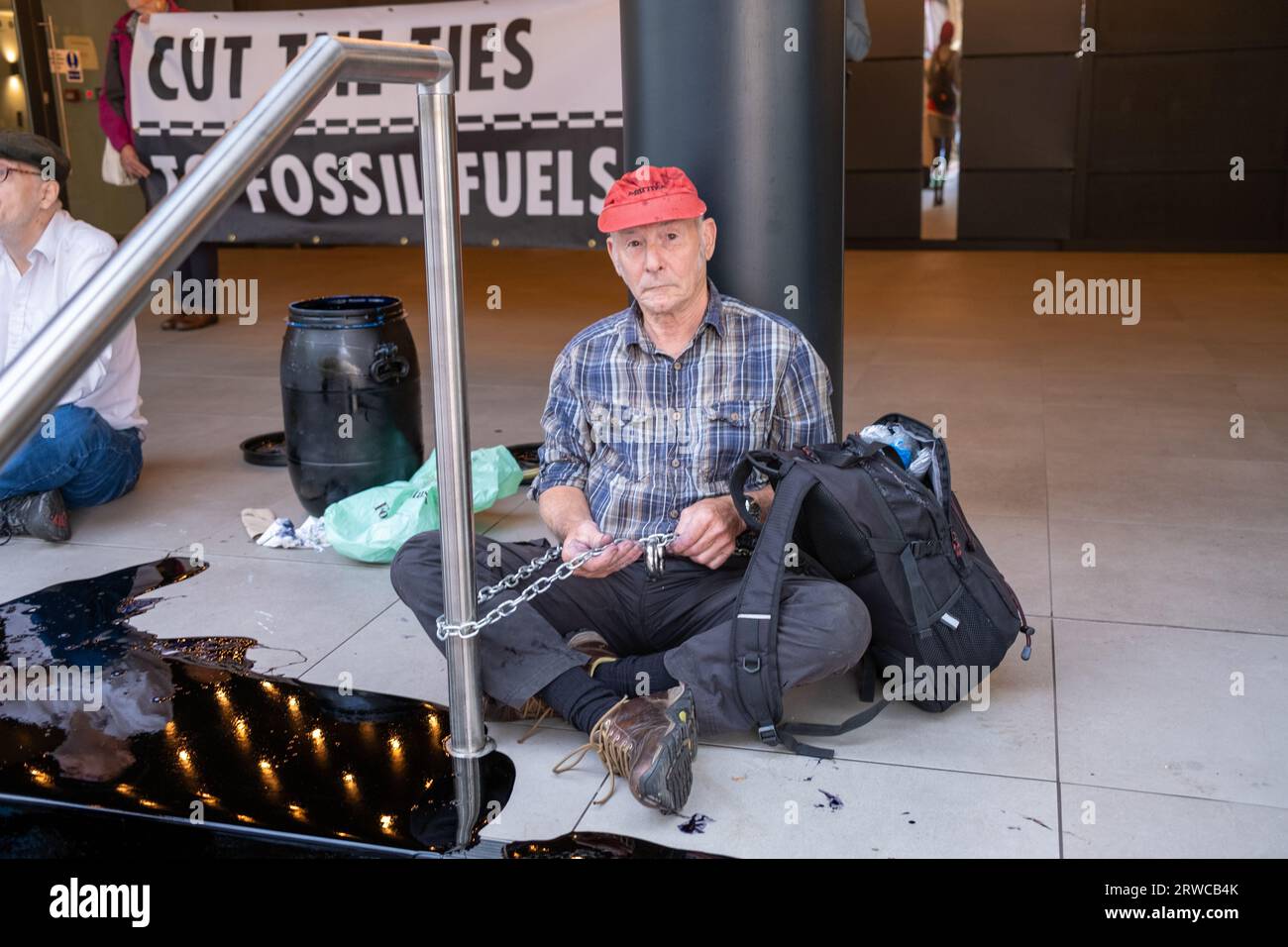 Mitglieder der Extinction Rebellion Poor Oil On, Ketten sich an und klettern den Eingang zum Hauptquartier der Labour Party an. Stockfoto