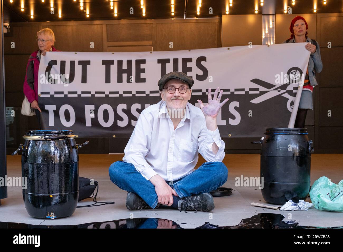 Mitglieder der Extinction Rebellion Poor Oil On, Ketten sich an und klettern den Eingang zum Hauptquartier der Labour Party an. Stockfoto