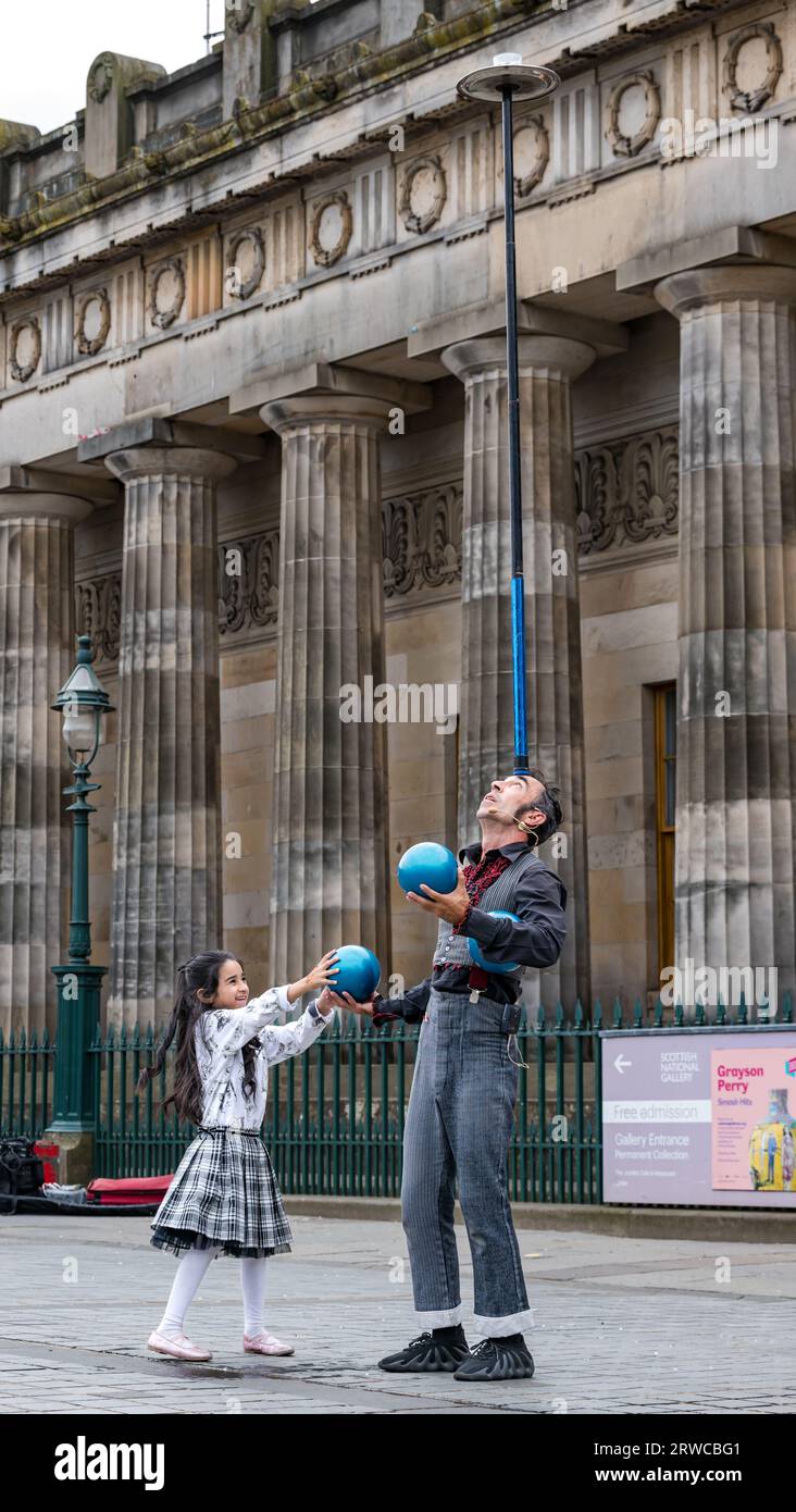 Straßenkünstler Balancing and Jonglieren, Edinburgh Festival Fringe, The Mound, Schottland, Großbritannien Stockfoto