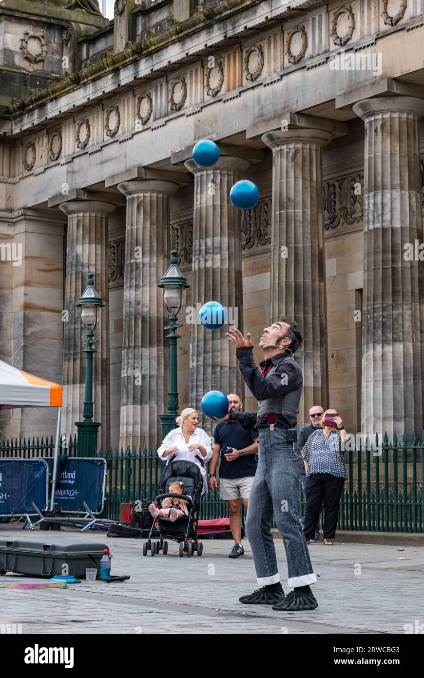 Straßenkünstler Balancing and Jonglieren, Edinburgh Festival Fringe, The Mound, Schottland, Großbritannien Stockfoto