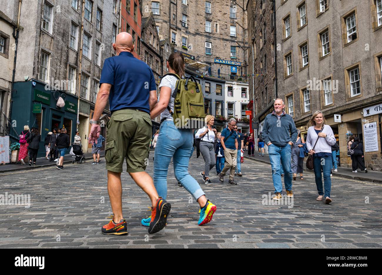 Leute, die auf der Victoria Street, Edinburgh, Schottland, Großbritannien spazieren gehen Stockfoto