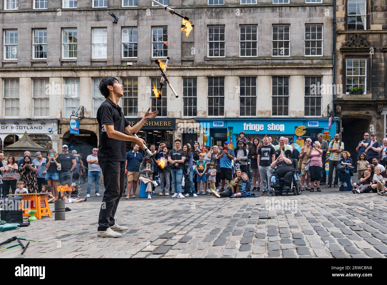 Straßenkünstler Jonglieren Fire Fackeln, Edinburgh Festival Fringe, Royal Mile, Schottland, Großbritannien Stockfoto