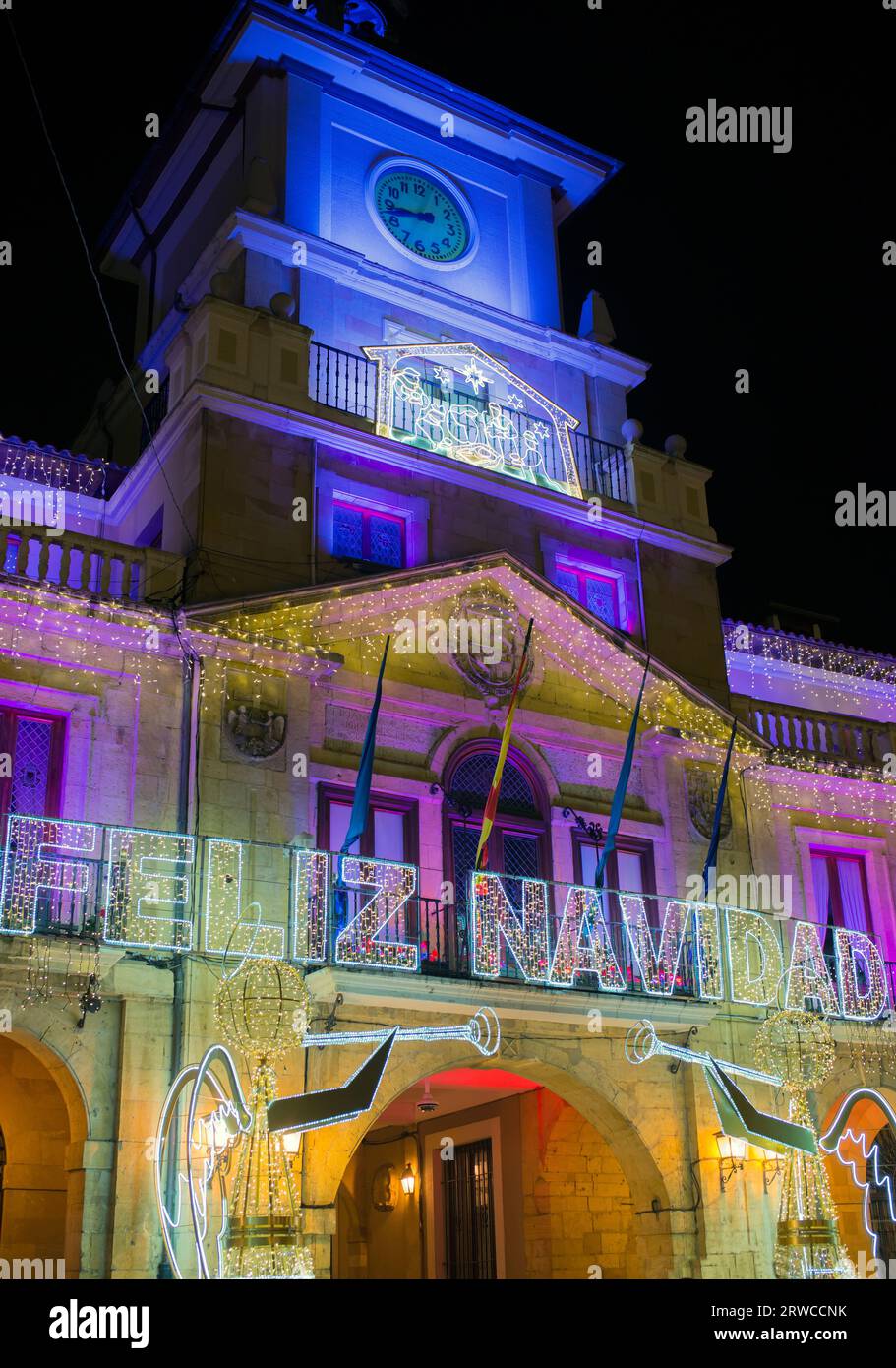 Gesicht des Rathauses von Oviedo mit weihnachtsdekoration bei Nacht Stockfoto