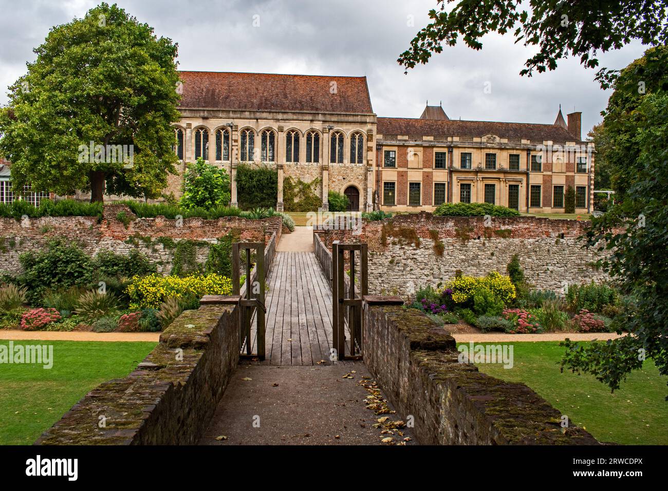 Blick von der Südbrücke auf Eltham Palace, Eltham, Kent Stockfoto