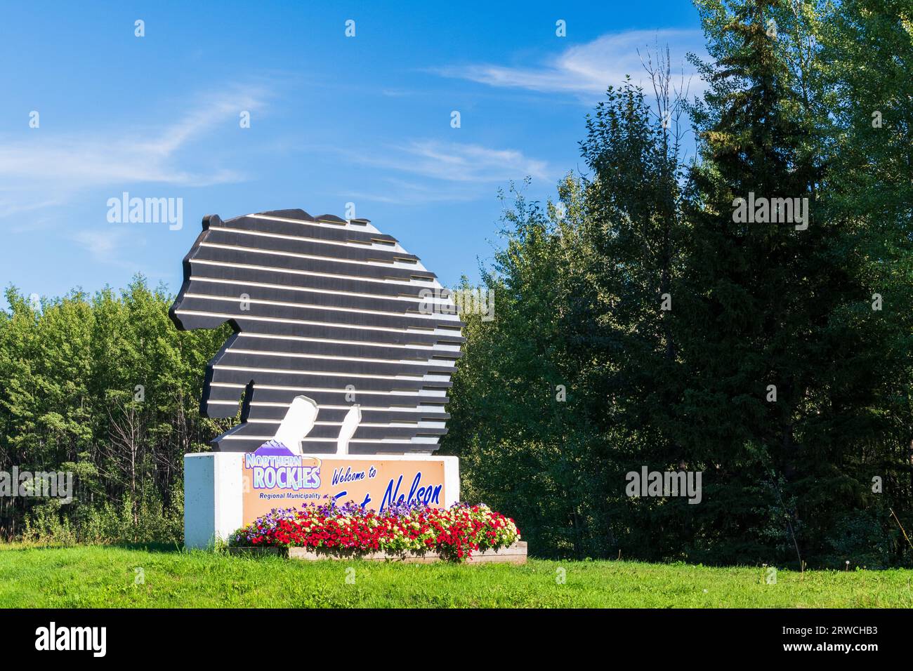 Fort Nelson, BC Kanada - 17. AUG 2022: Bärenförmiges Willkommensschild beim Betreten von Fort Nelson, British Columbia Stockfoto