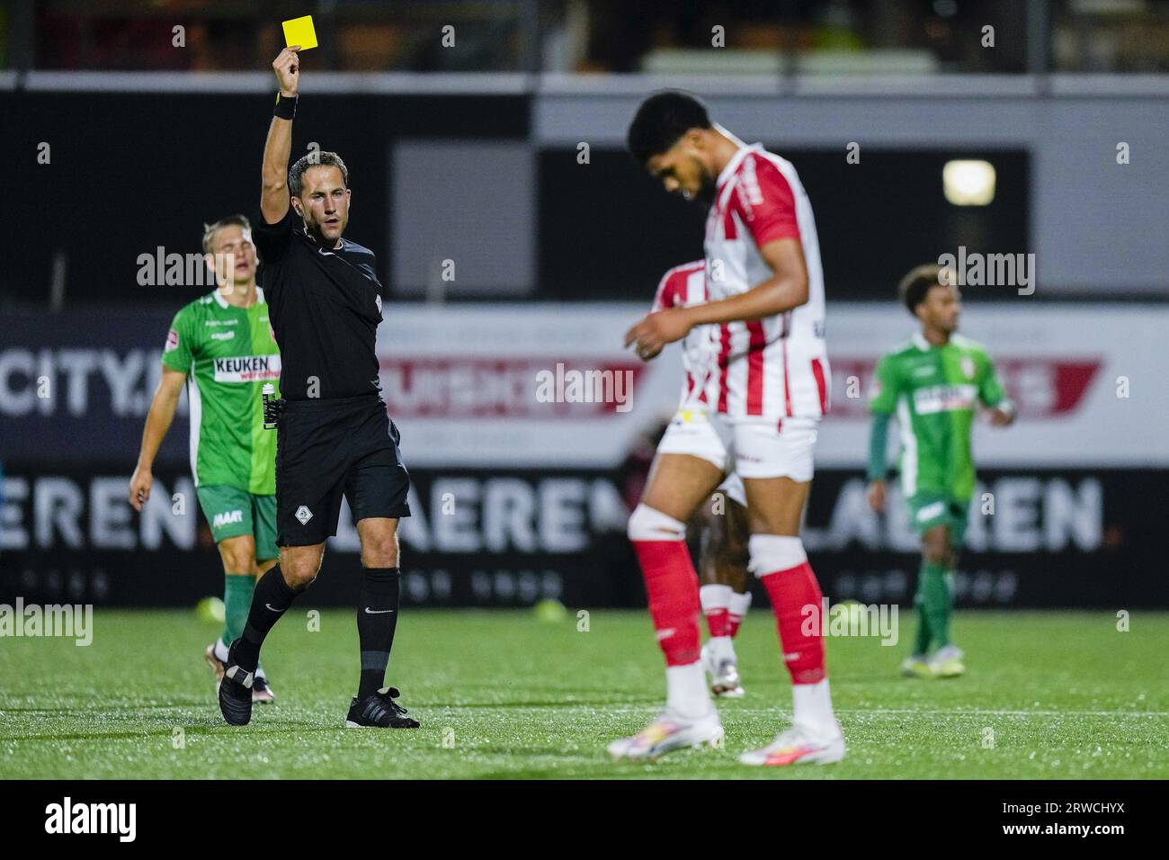 Oss, Niederlande. September 2023. OSS, 18-09-2023, Frans Heesen Stadion. Niederländischer Fußball Keuken Kampioen Divisie, Saison 2023 - 2024. Spiel zwischen TOP Oss und Dordrecht. Schiedsrichter Martin Perez zeigt Roshon van Eijma von TOP Oss gelbe Karte (Foto: Pro Shots/SIPA USA) Credit: SIPA US/Alamy Live News Stockfoto