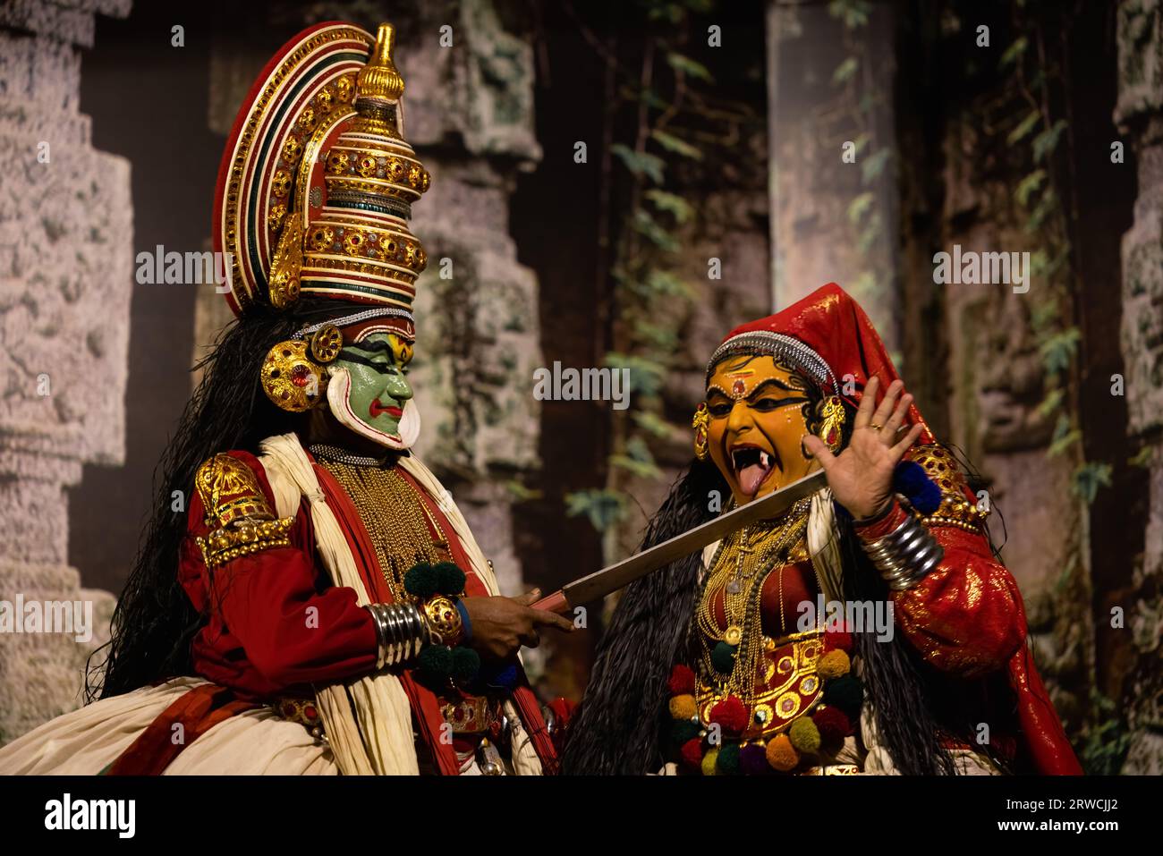 KOCHI, INDIEN - 28. JANUAR 2023: Dancers in Indian Theatre, Kerala, Indien. Hochwertige Fotos Stockfoto