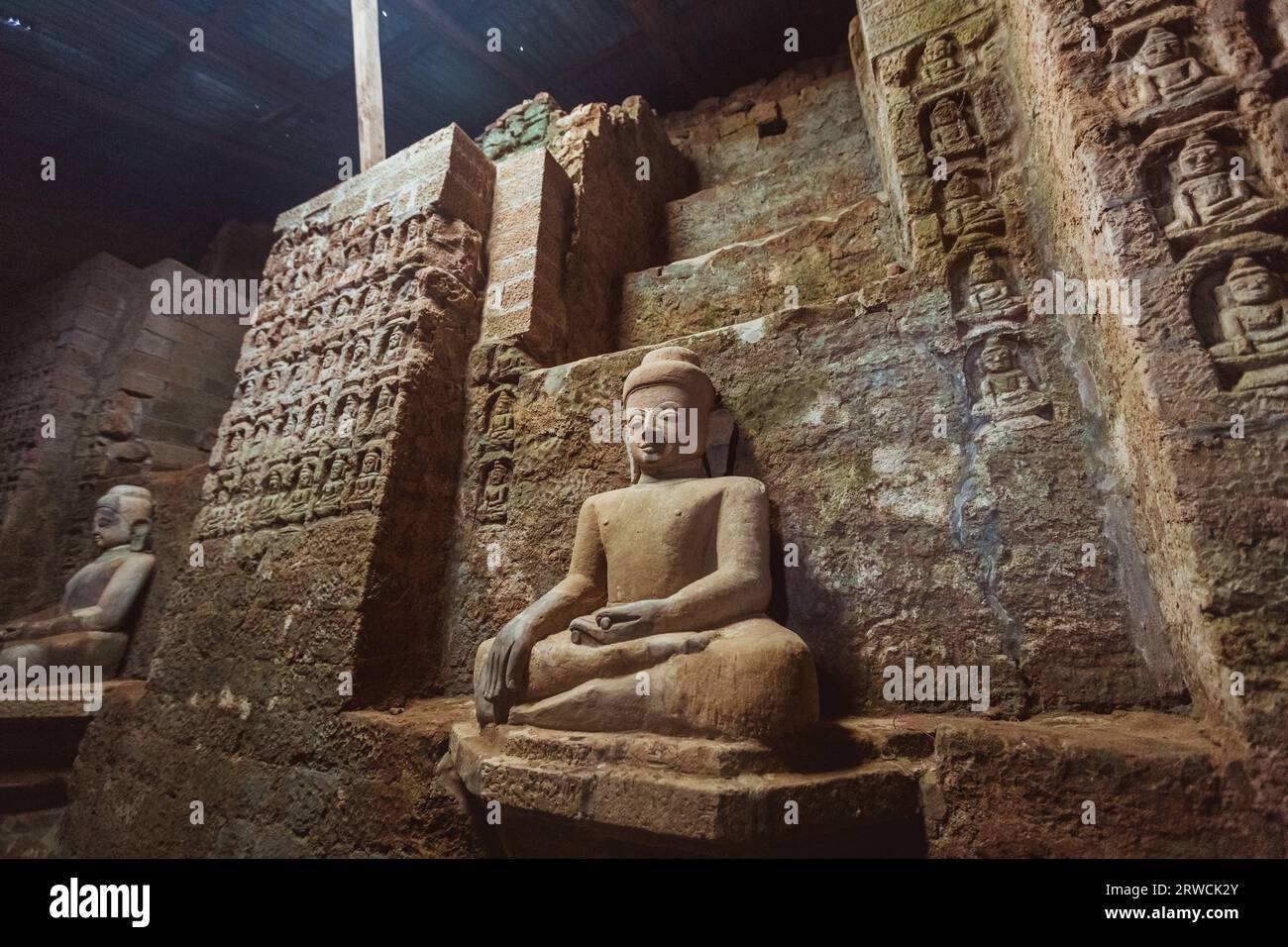 Myanmar, Dezember 2021: Altes Buddha-Bild im Kothoung-Tempel, Rakhine-Staat, Myanmar. Hochwertige Fotos Stockfoto