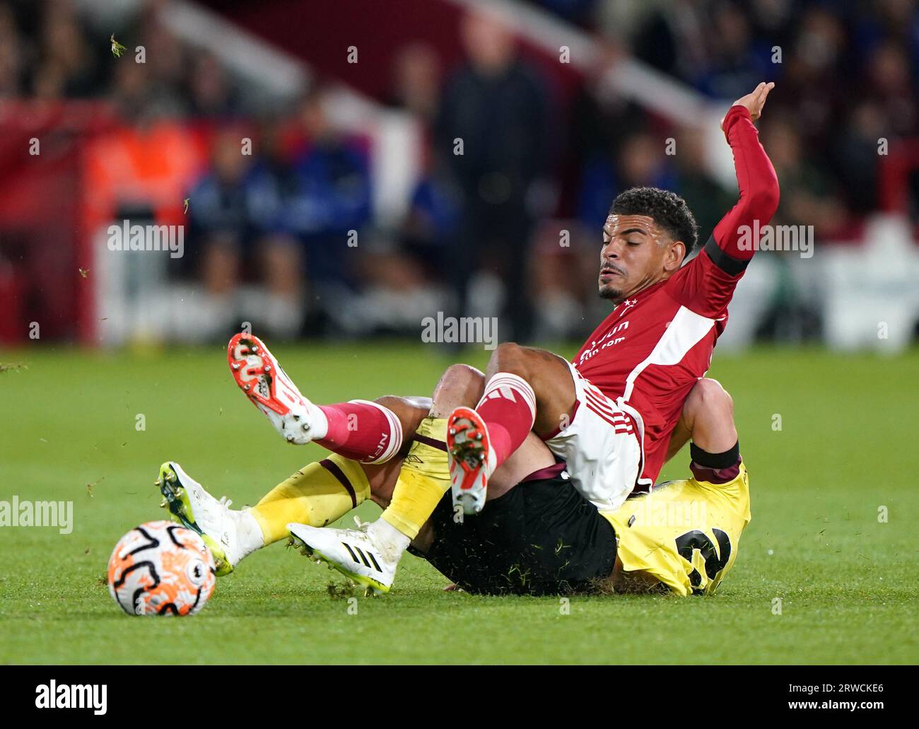 Burnleys Josh Cullen fordert Morgan Gibbs-White von Nottingham Forest während des Spiels in der Premier League im City Ground in Nottingham heraus. Bilddatum: Montag, 18. September 2023. Stockfoto