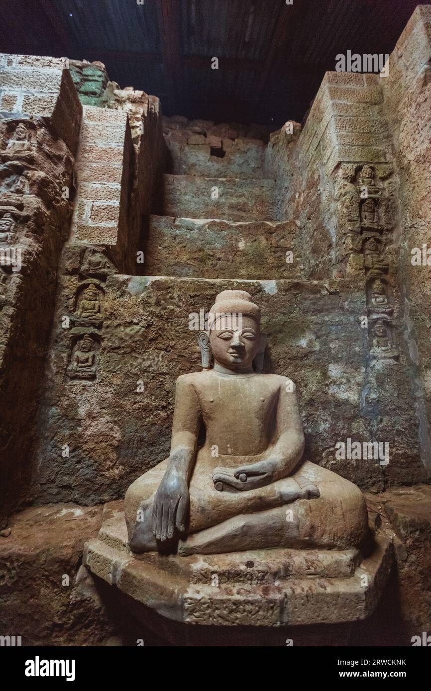 Myanmar, Dezember 2021: Altes Buddha-Bild im Kothoung-Tempel, Rakhine-Staat, Myanmar Stockfoto