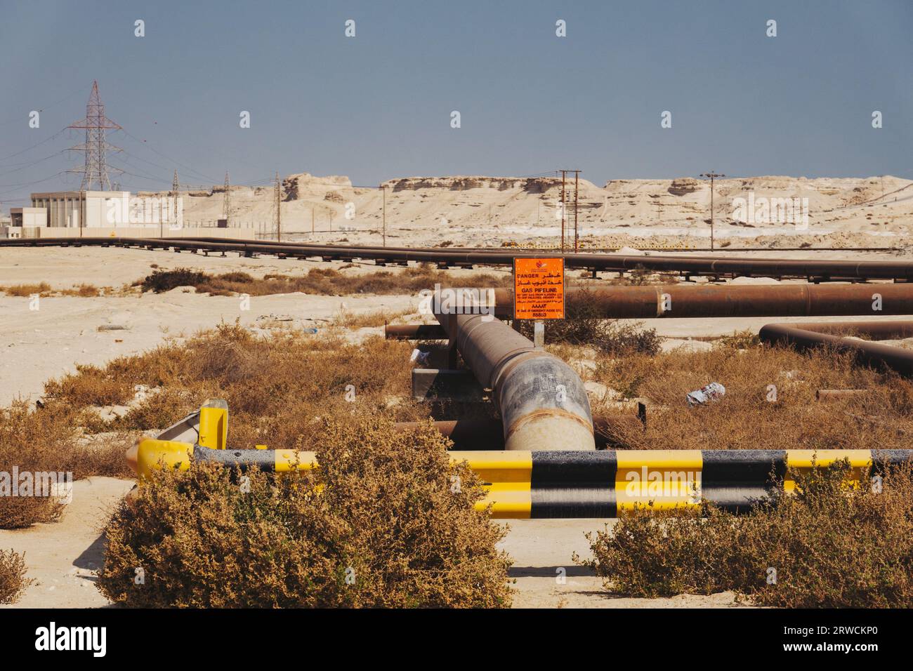 Erdgaspipelines mit Warnschildern breiten sich durch die Wüste im Nahen Osten von Bahrain aus Stockfoto