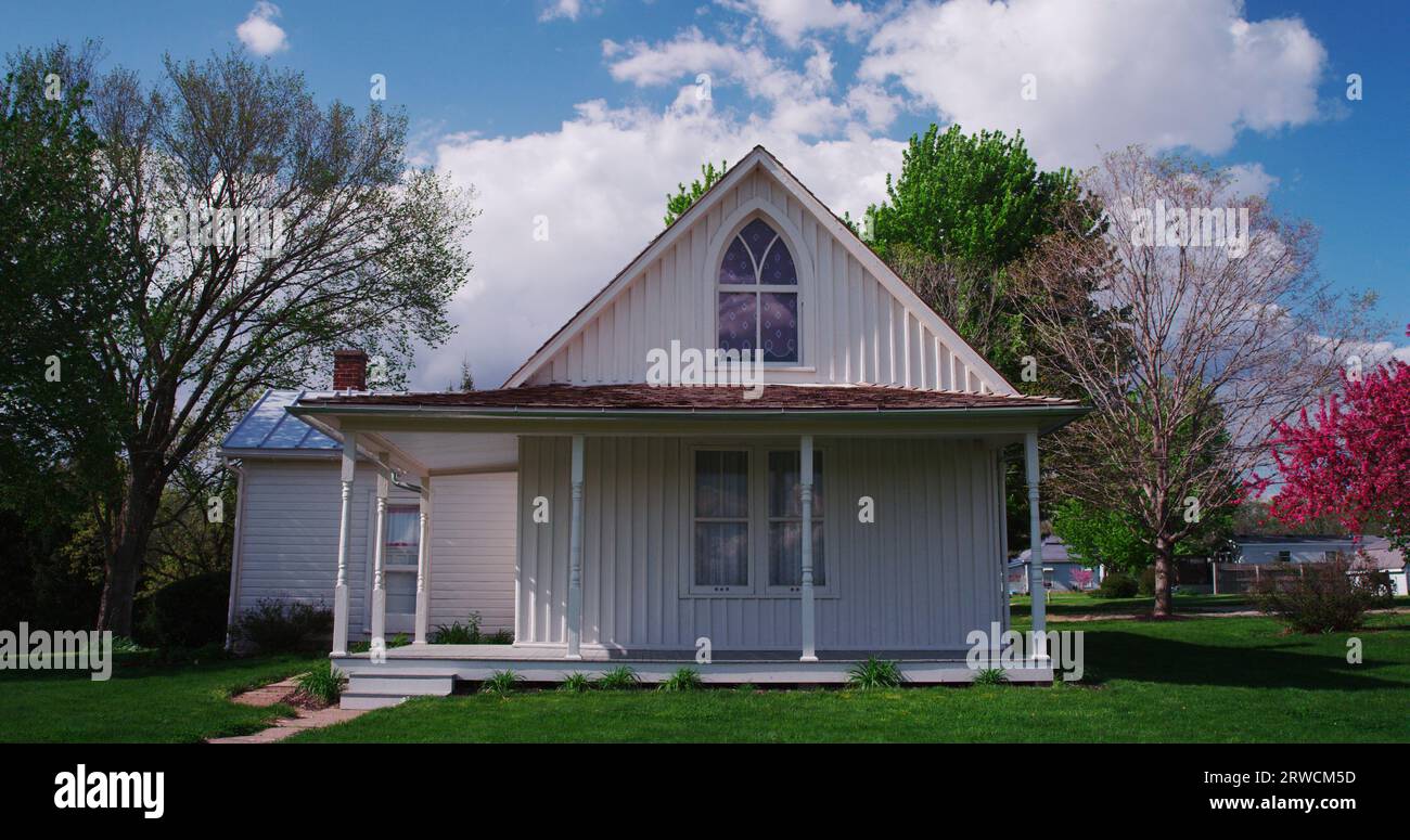 Klassischer Blick auf das berühmte „American Gothic House“, berühmt durch den Künstler Grant Wood, an einem perfekten Frühlingstag in Eldon, Iowa. Stockfoto