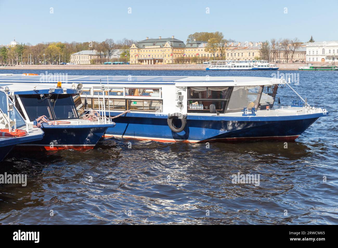An einem sonnigen Sommertag legen in Sankt Petersburg Touristenboote an Stockfoto