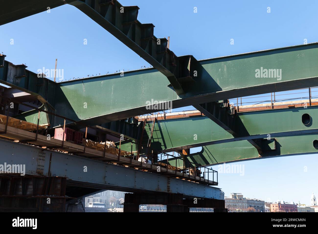 Eine Brücke über die Newa wird derzeit in Sankt Petersburg wiederaufgebaut Stockfoto