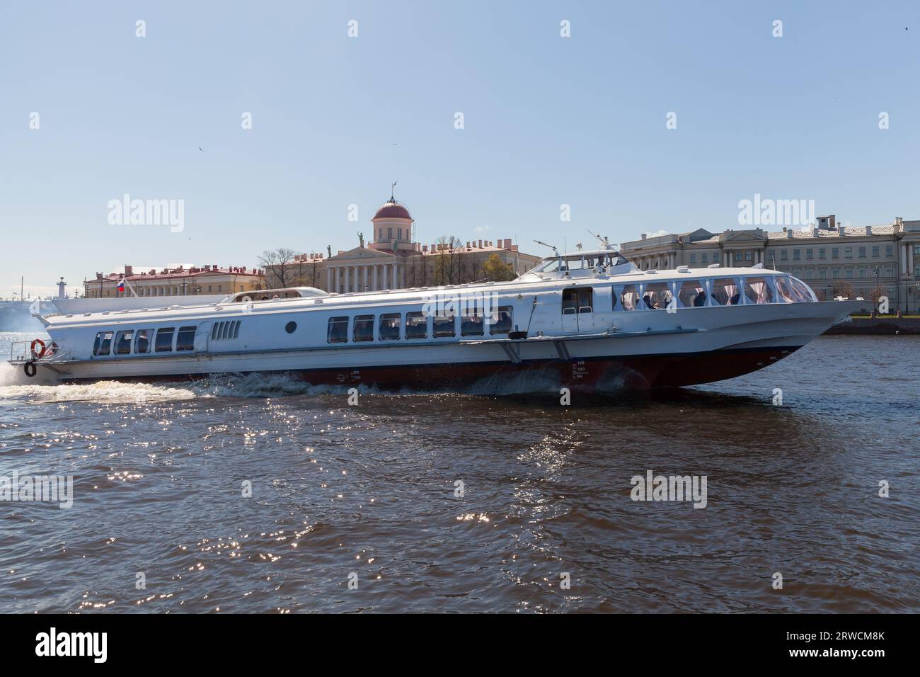 Ein Hochgeschwindigkeits-Tragflächenmotorschiff für Flusspassagiere segelt an einem sonnigen Tag die Newa. St. Petersburg, Russland Stockfoto