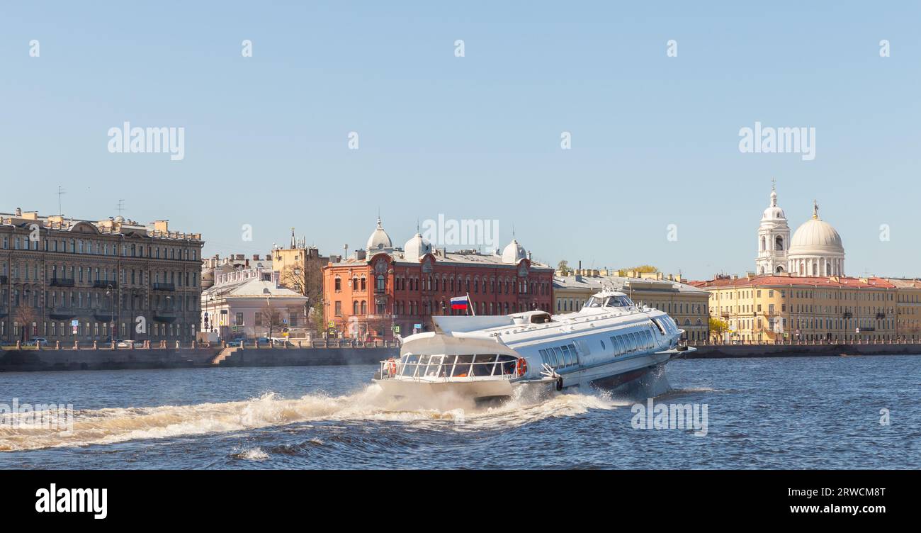 Ein Hochgeschwindigkeits-Tragflächenmotorschiff für Flusspassagiere segelt an einem sonnigen Tag die Newa. Sankt Petersburg, Russland Stockfoto