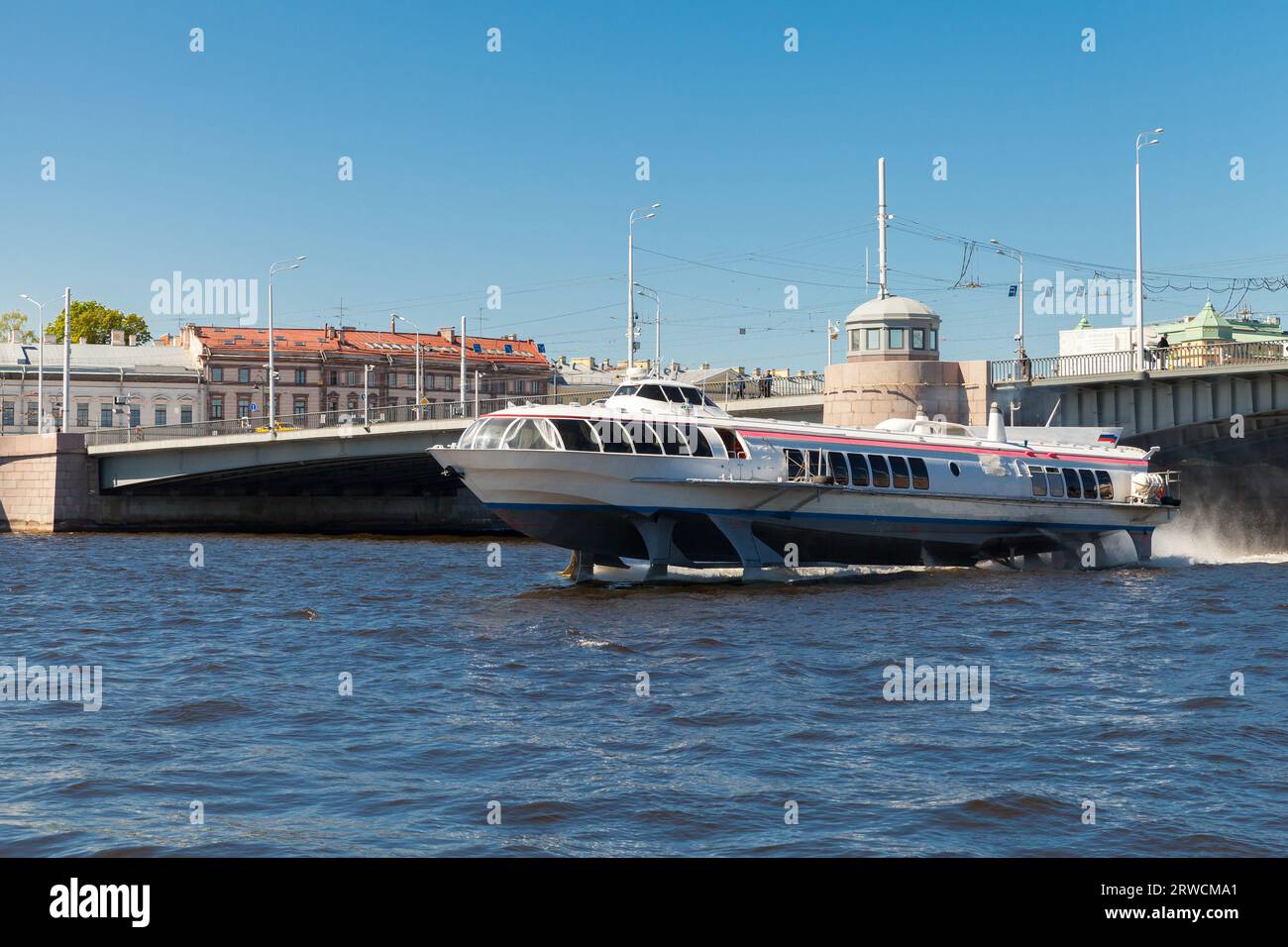 Ein Hochgeschwindigkeits-Tragflächenmotorschiff für Flusspassagiere segelt an einem sonnigen Tag die Newa. Sankt Petersburg, Russland Stockfoto