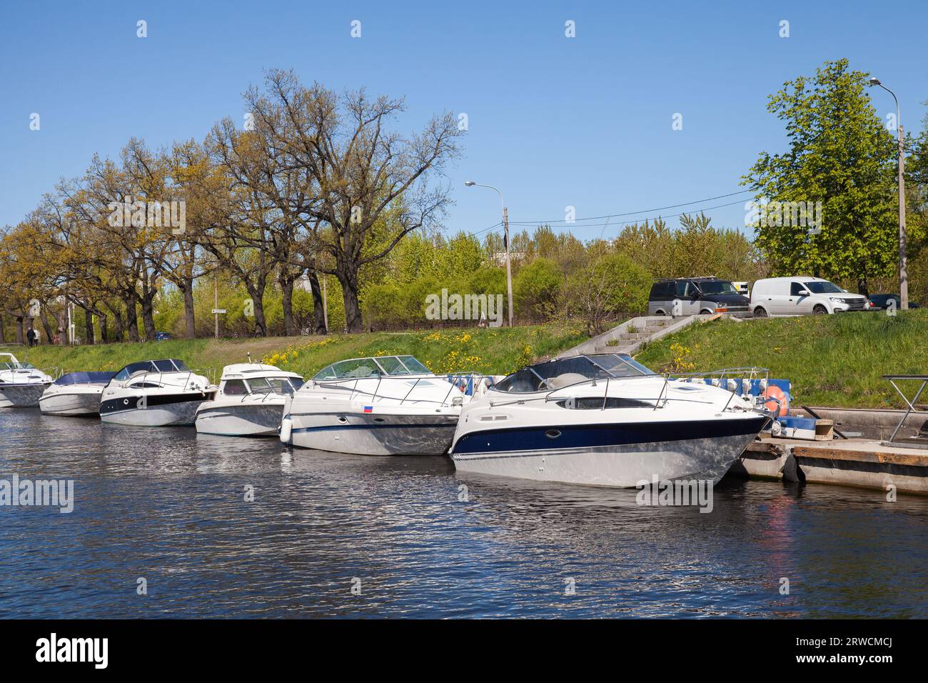 An einem sonnigen Tag legen Motorboote entlang des Ufers in Sankt Petersburg an Stockfoto