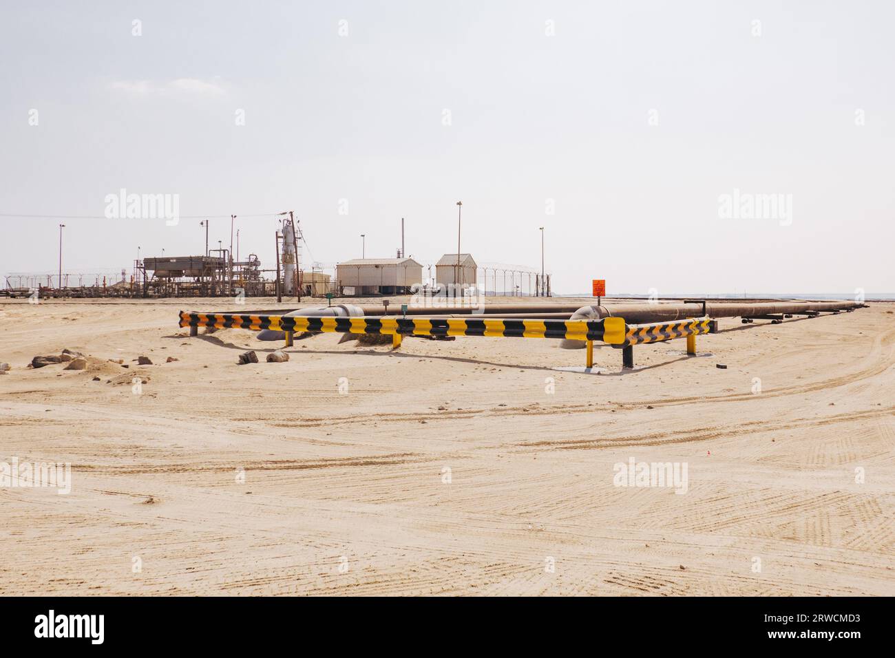 Infrastruktur für die Gewinnung, Raffination, Speicherung und den Transport von Erdgas in der Wüste im Nahen Osten von Bahrain Stockfoto