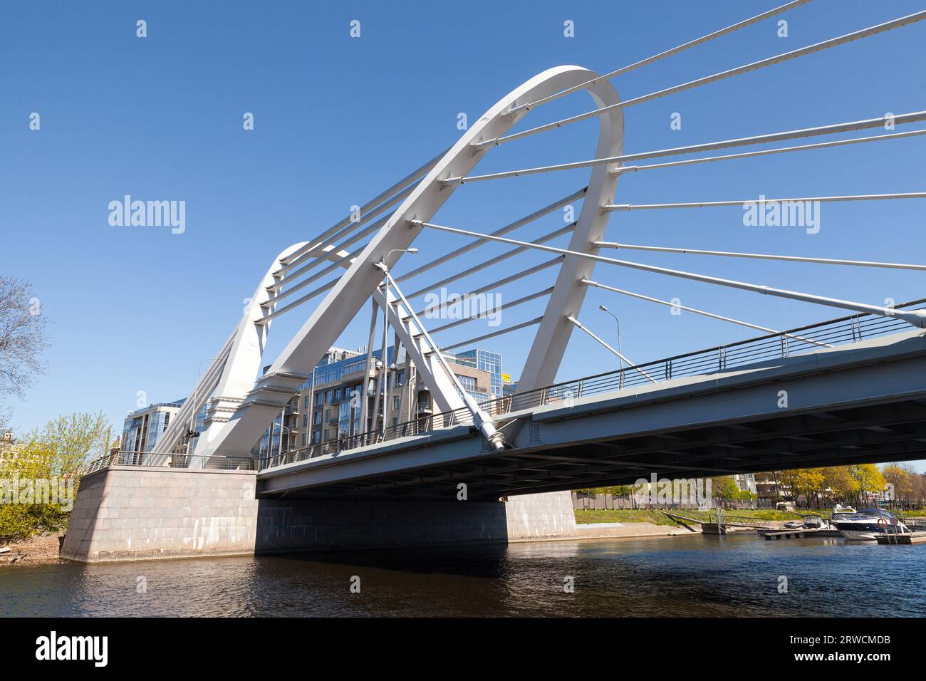 Lazarevsky-Brücke an einem sonnigen Tag. Eine Kabelbrücke in St. Petersburg, Russland. Er überquert den Little Nevka River und verbindet Krestowski Stockfoto