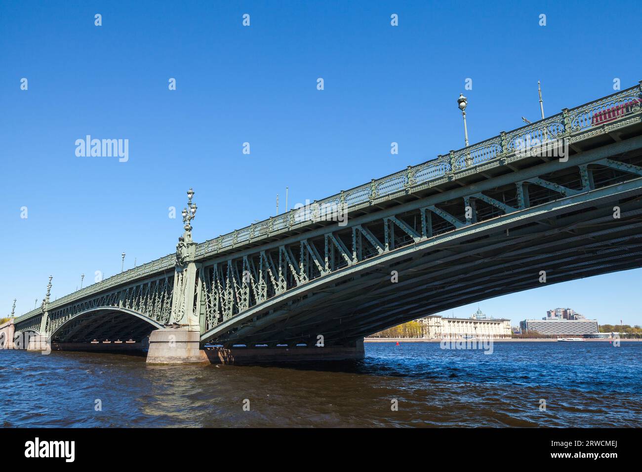 Nahansicht der Trinity Bridge. Dies ist eine Bascule-Brücke über die Newa in Sankt Petersburg, Russland Stockfoto