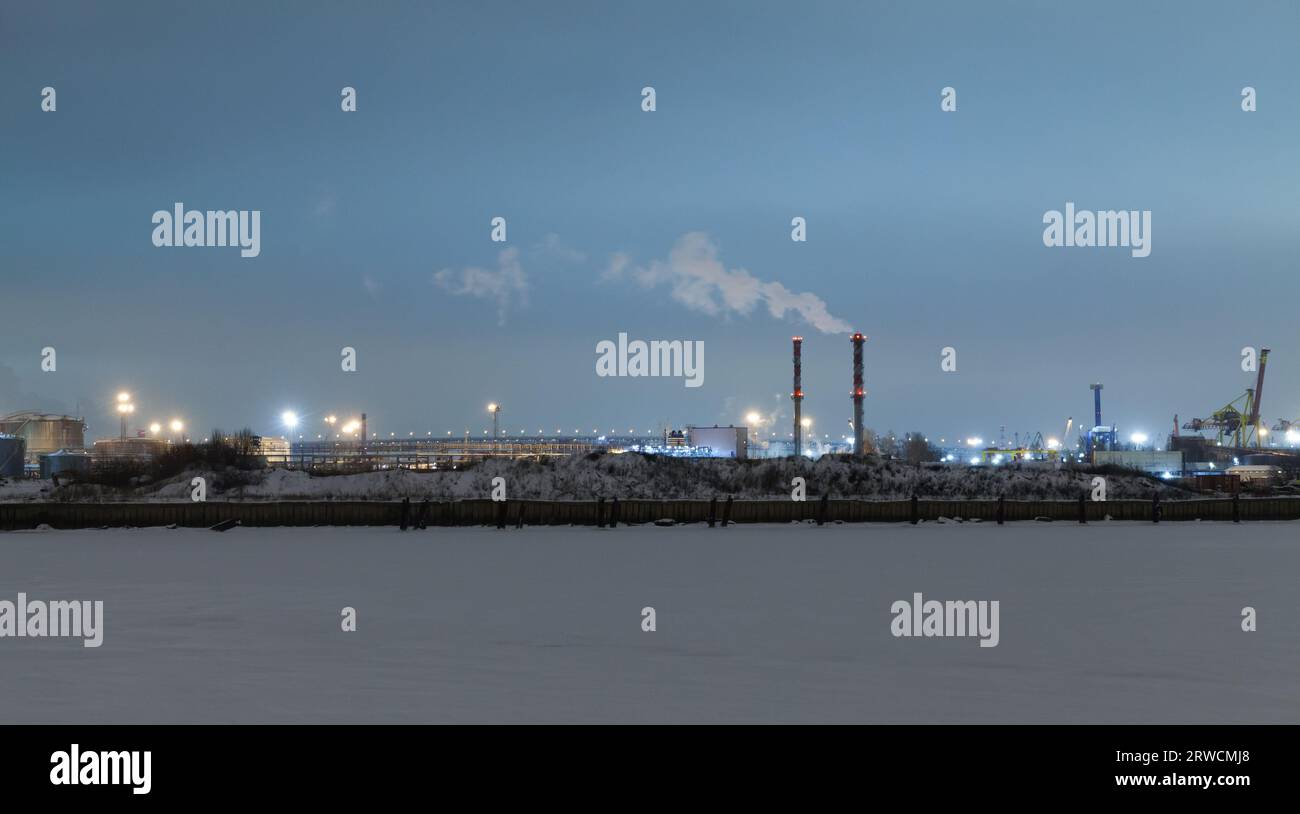 Blick auf den Industriehafen von Sankt Petersburg, Panoramaaufnahme in einer Winternacht Stockfoto