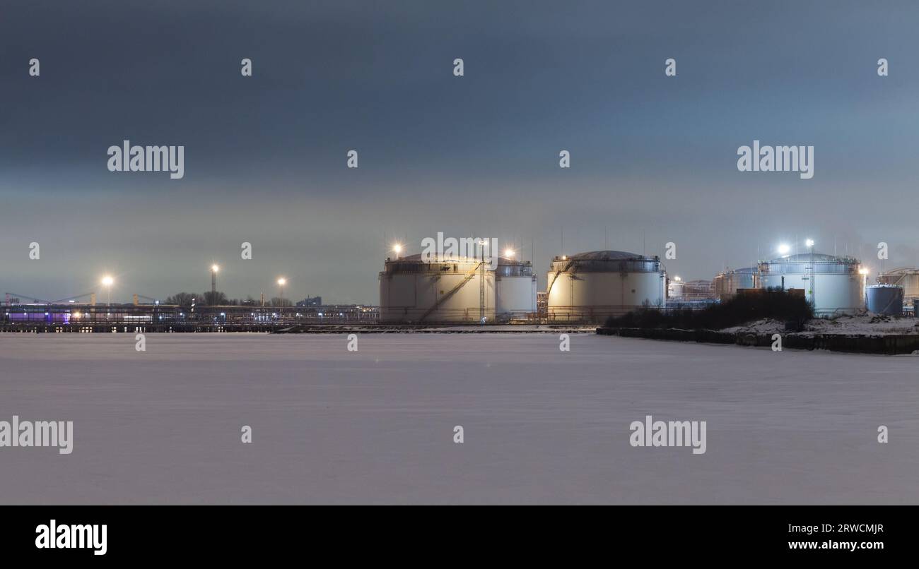 Ölterminal des Sankt-Petersburger Hafens, Panoramaaufnahme in einer Winternacht Stockfoto