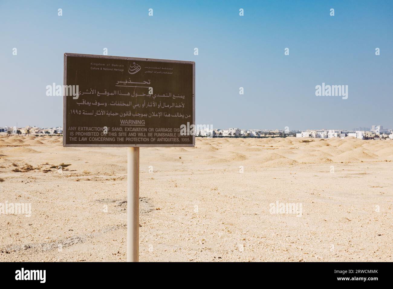 Ein Schild, das die Ausgrabung oder den Eingriff einiger Dilmun-Grabhügel verbietet, eine Reihe von UNESCO-Weltkulturerbestätten in ganz Bahrain, die auf 2200 v. Chr. datiert wurden Stockfoto