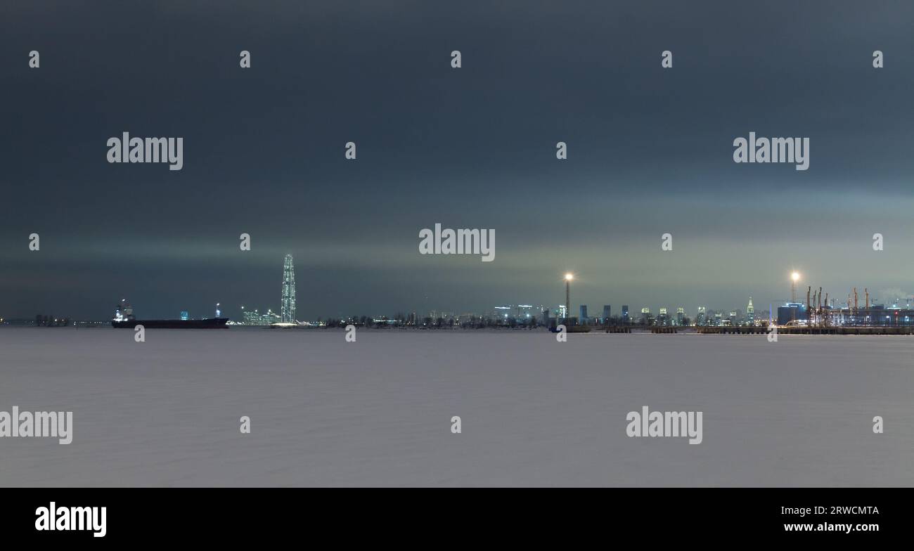Stadtbild von Sankt Petersburg, Panoramaaufnahme des Industriehafens in einer Winternacht Stockfoto