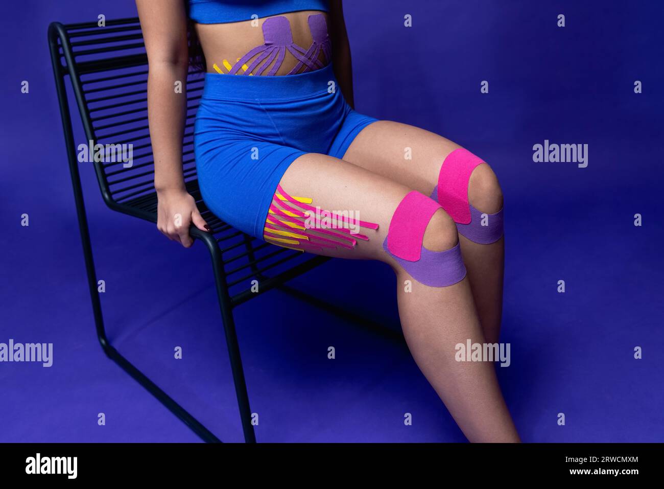 Ästhetisches Klebeband zur Entfernung von Cellulite. Cellulite-Behandlung. .Körperpflege Stockfoto