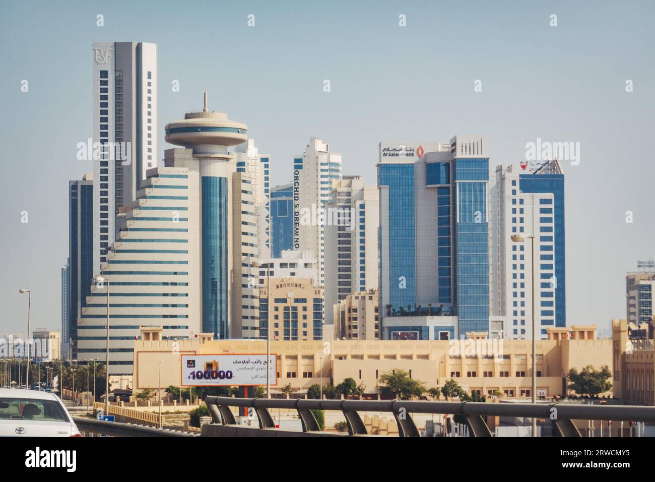 Eine Gruppe von Wolkenkratzern im Finanzviertel von Manama, Bahrain Stockfoto