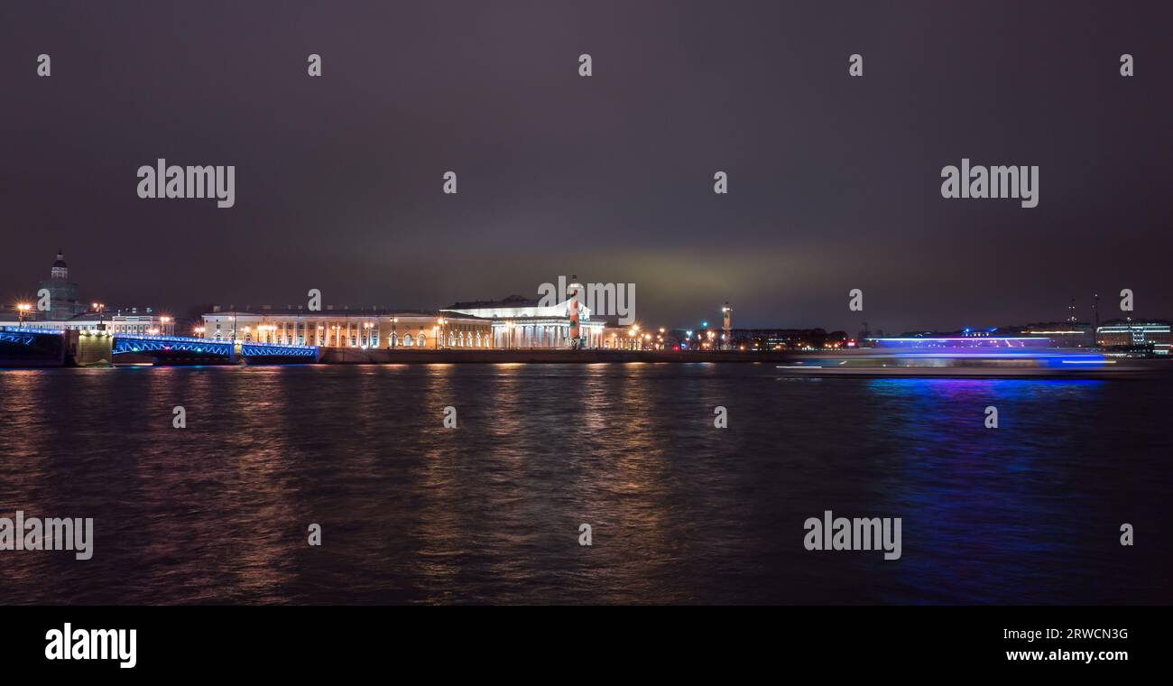 Nächtliche Stadtlandschaft von Sankt Petersburg, Russland. Panorama des Newa-Flusses mit Straßenlaternen Stockfoto