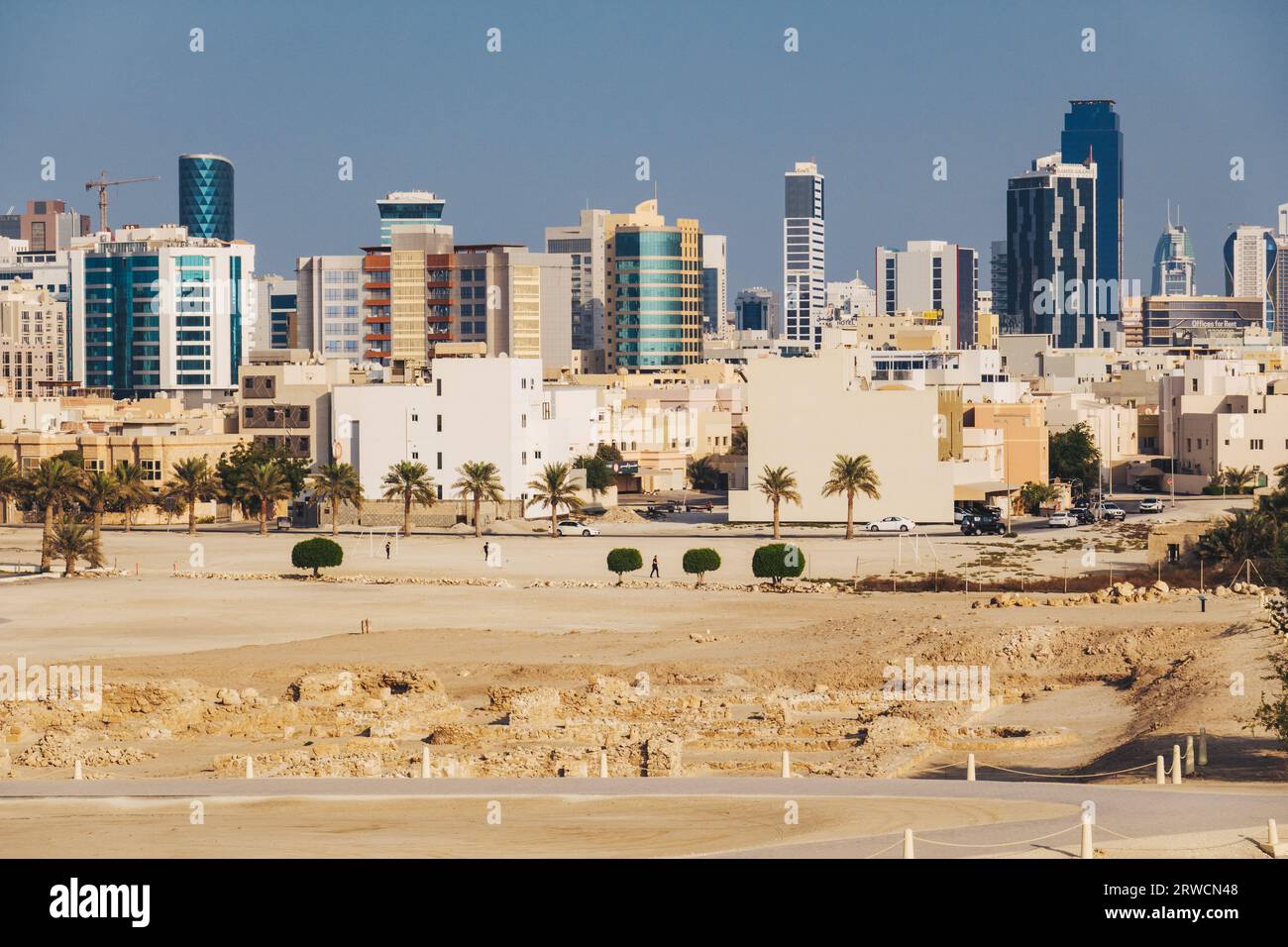 Eine der vielen Skylines von Manama, der Hauptstadt von Bahrain, mit zahlreichen Wolkenkratzern Stockfoto