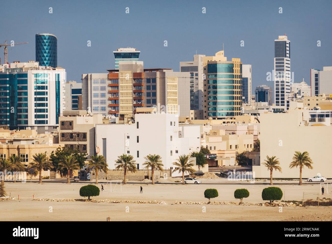 Eine der vielen Skylines von Manama, der Hauptstadt von Bahrain, mit zahlreichen Wolkenkratzern Stockfoto
