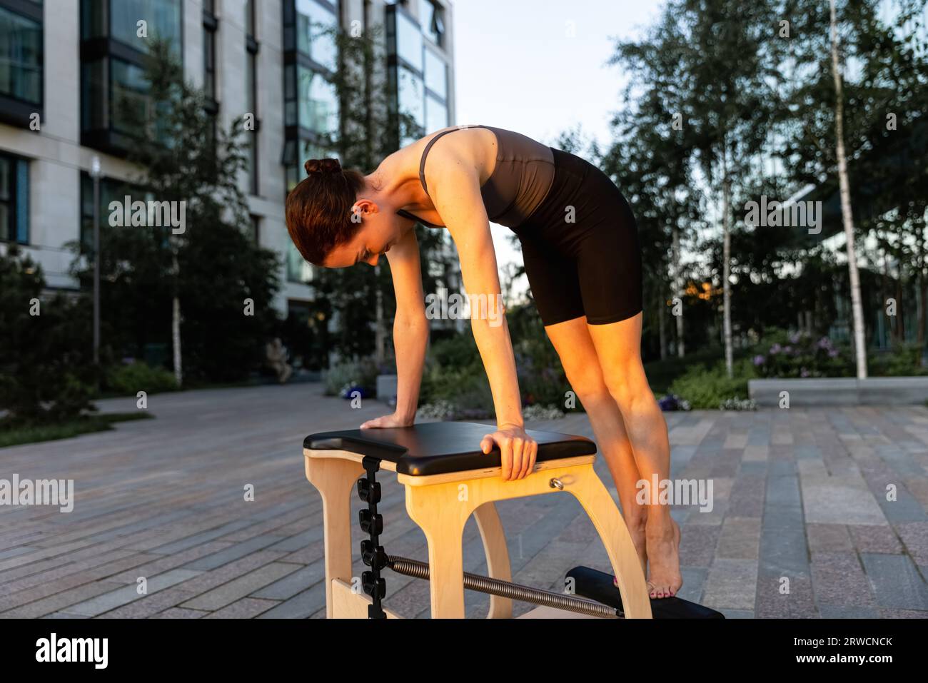 Pilates Reformer Stuhl Frau Fitness Yoga Gym Übung. Korrektur des Bewegungsapparates Stockfoto